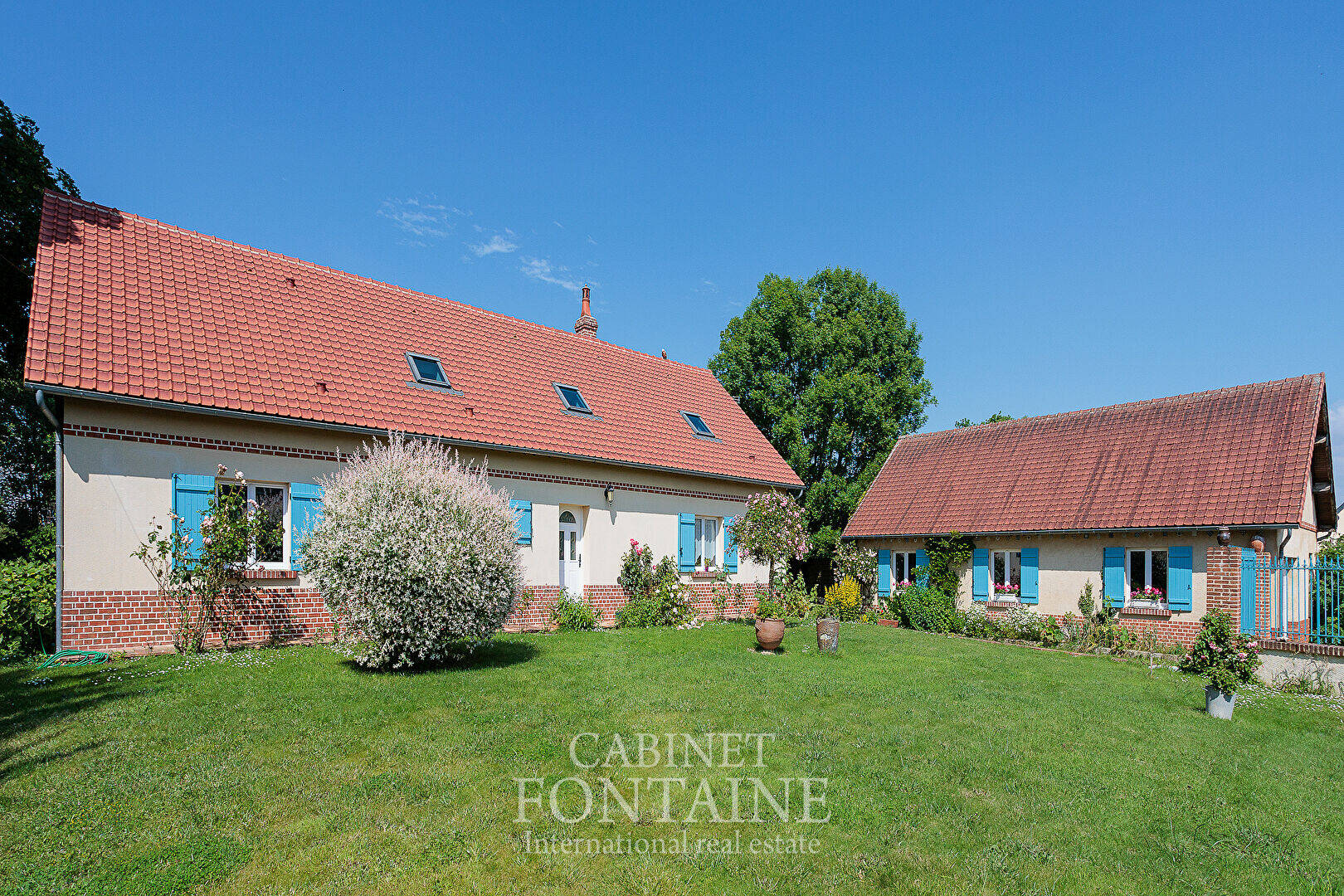 ENTRE  CREVECOEUR ET GRANDVILLIERS MAISON FAMILIALE