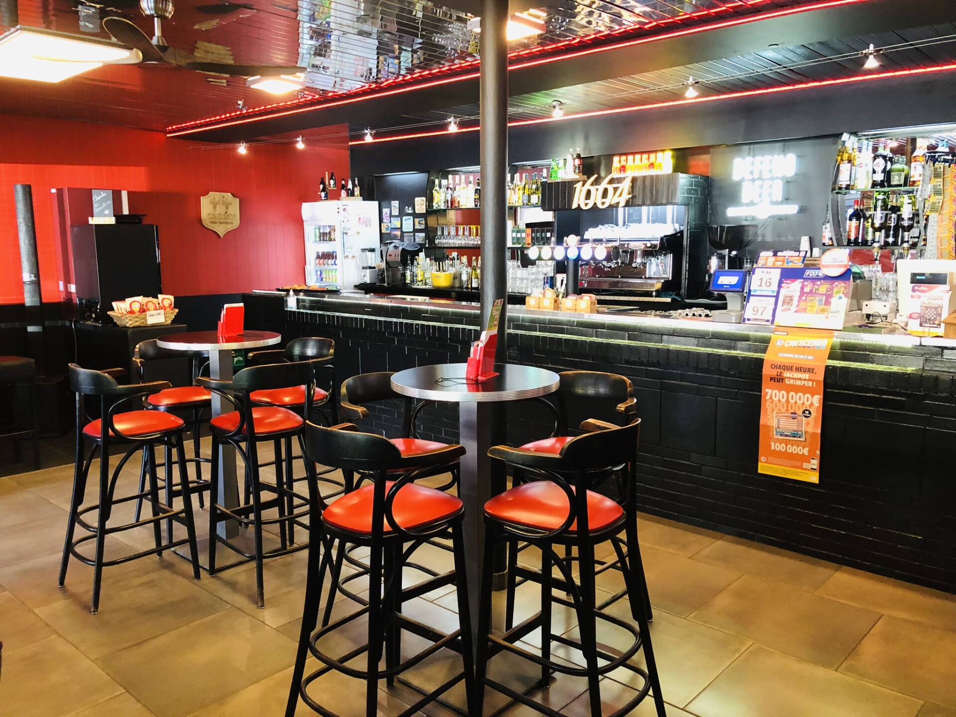 VAR - Bord de mer - SAINT-MANDRIER - FONDS DE COMMERCE BAR LICENCE IV - PMU - FDJ - Equipement neuf pour Restauration