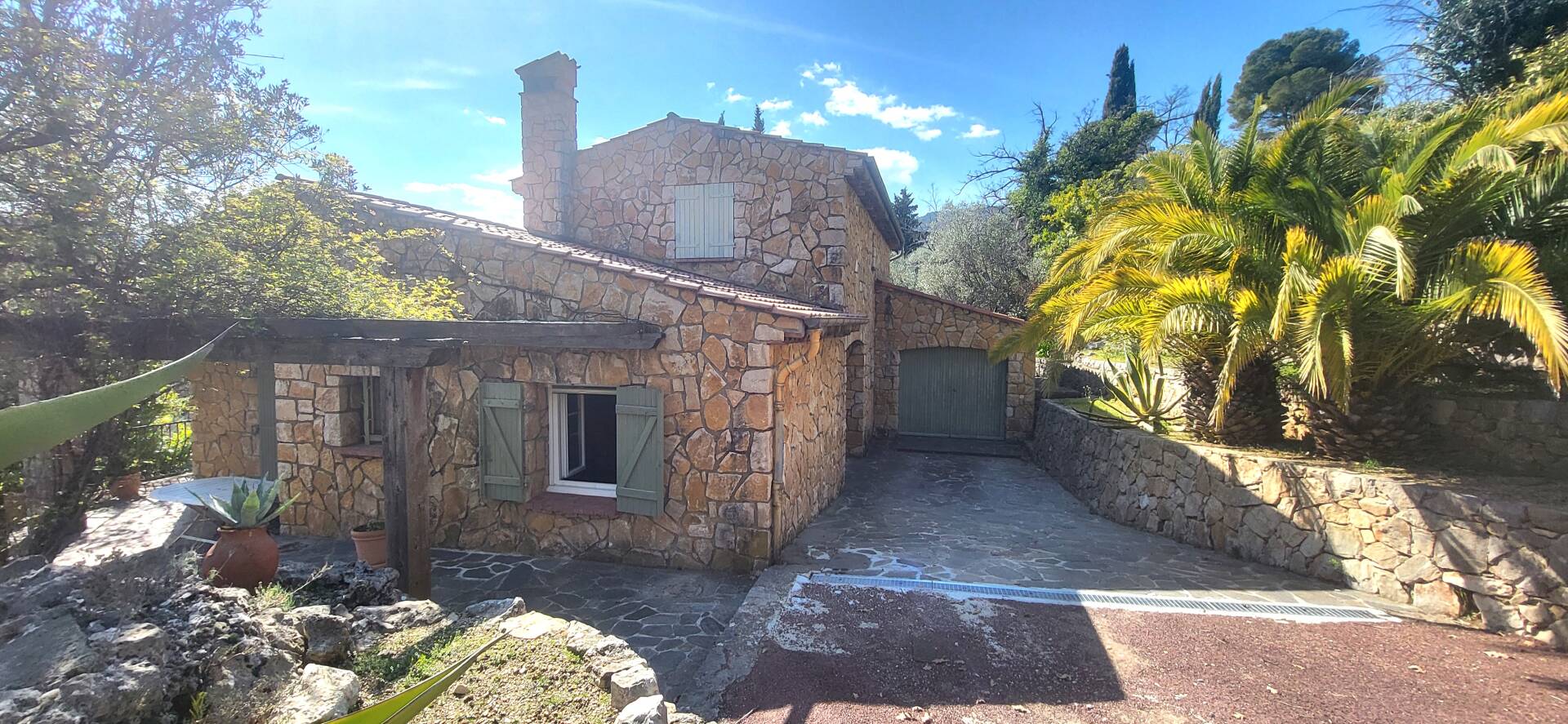 Villa en pierre apparente avec 4 chambres sur 1350m² de terrain.