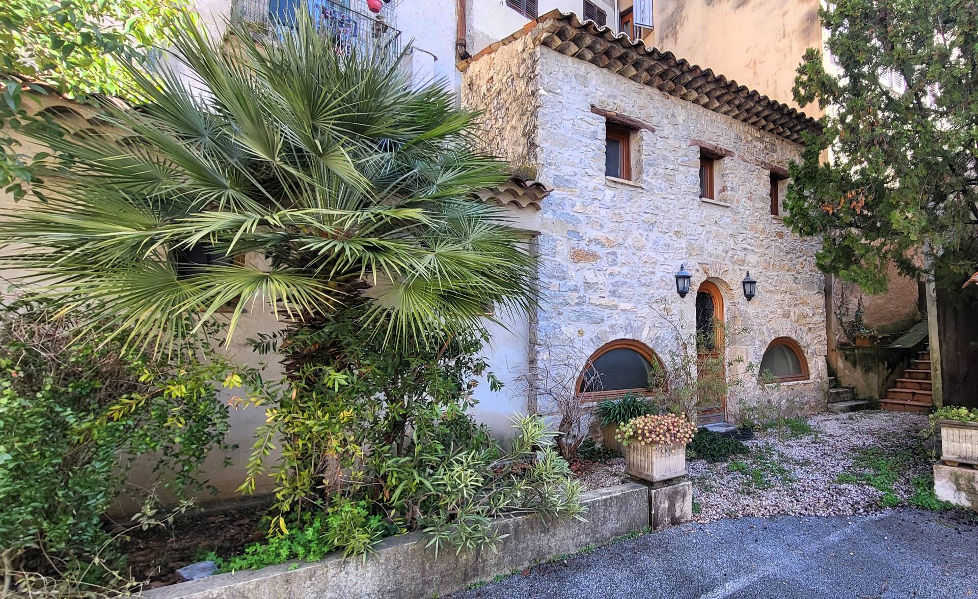 Maisonnette en pierre avec Terrasse et Parking