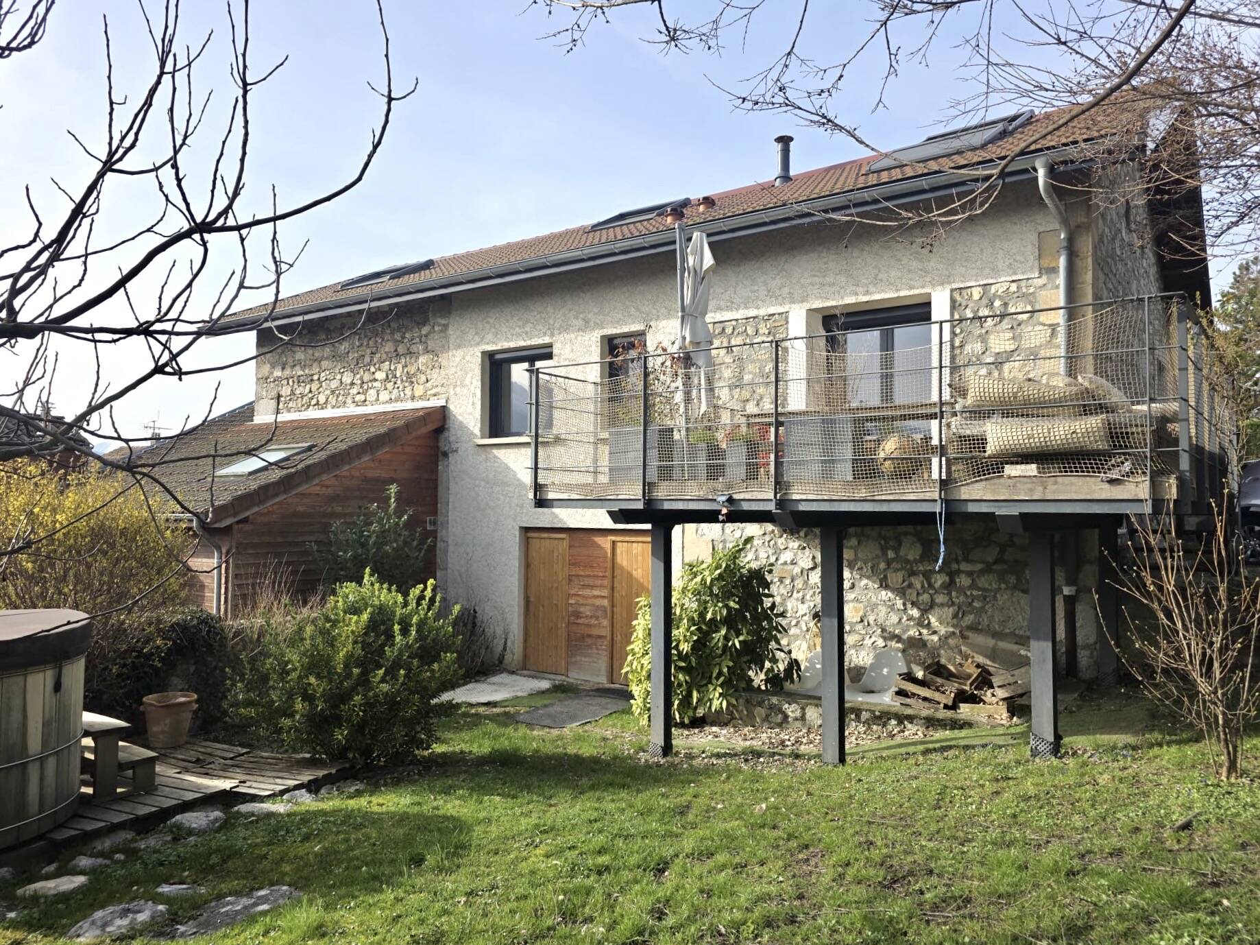 Très belle rénovation où le charme opère.