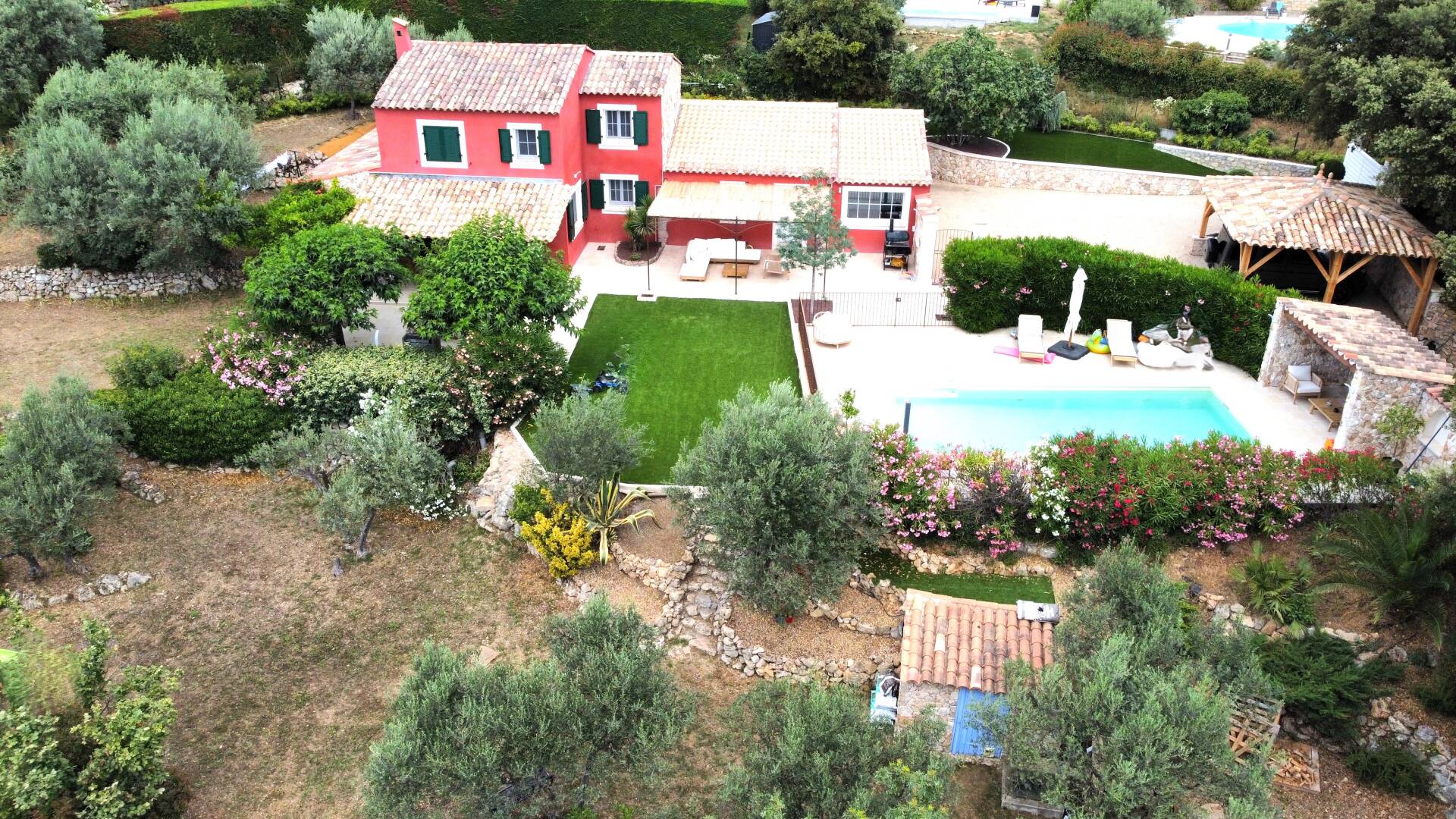 Villa au charme provençal avec rénovation haut de gamme.