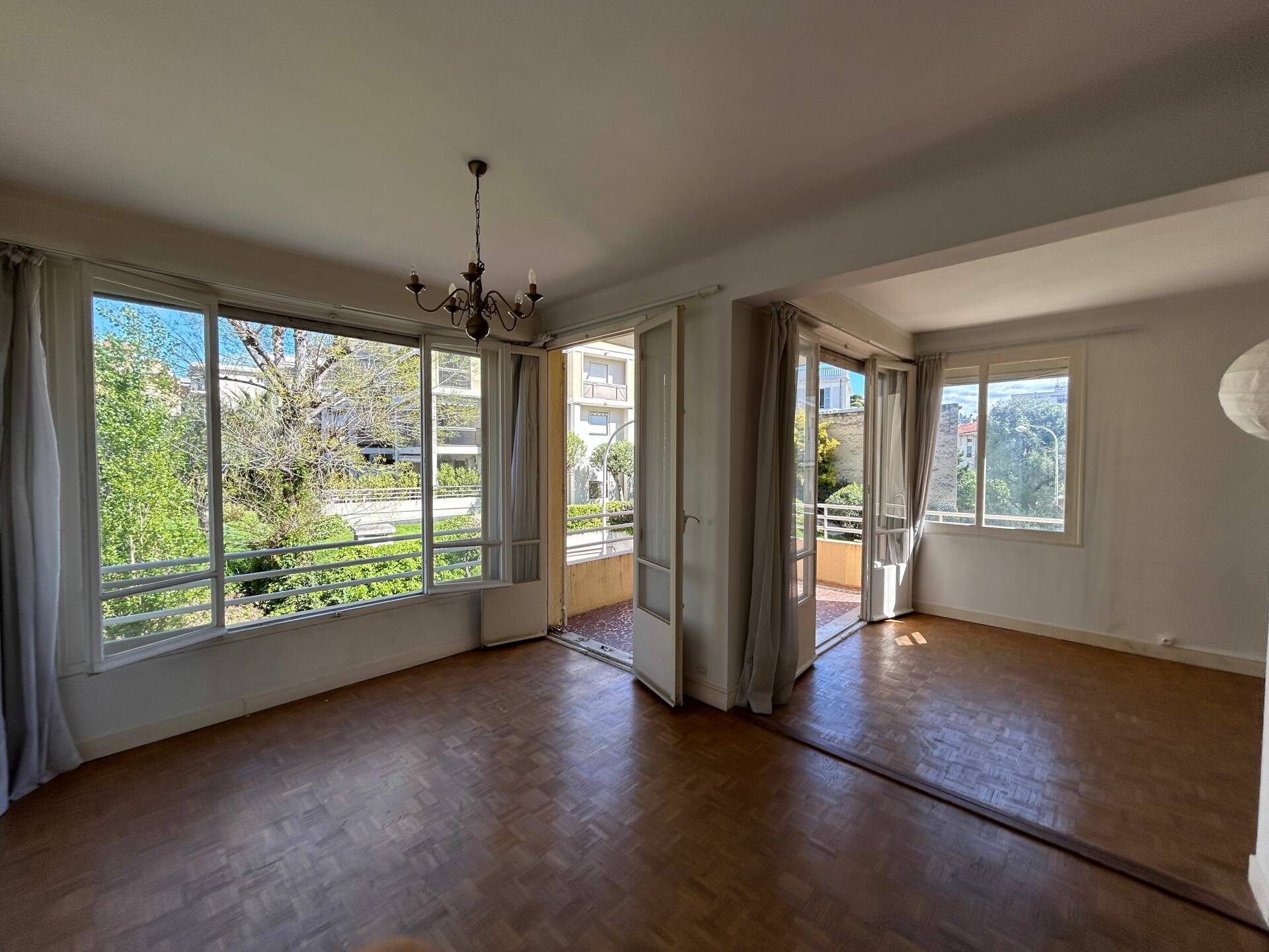 POETES 2P 65m² terrasse balcon garage à rénover.