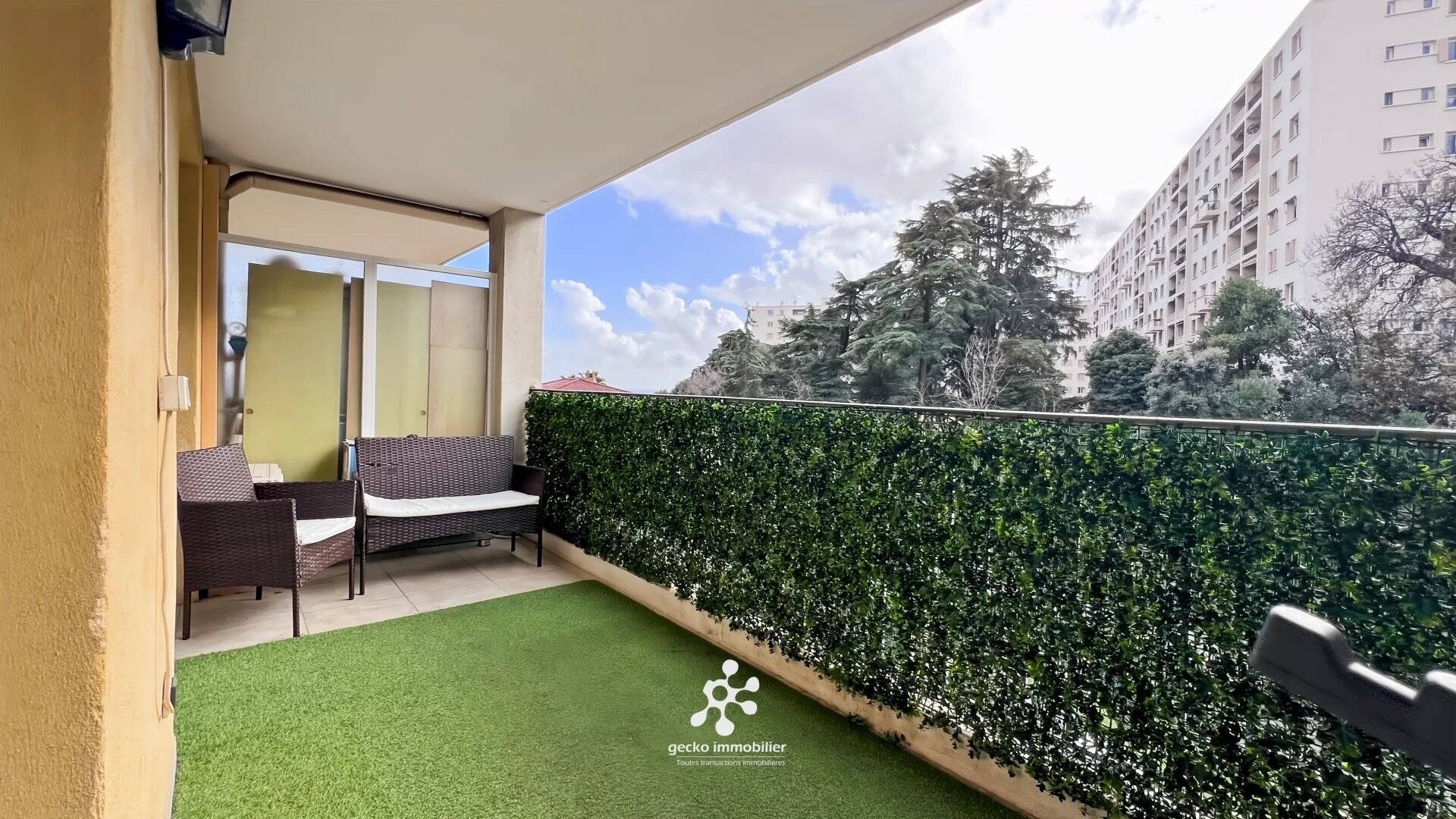 NICE - Bas Lanterne / Caucade - 2P Rénové avec terrasse cave et parking