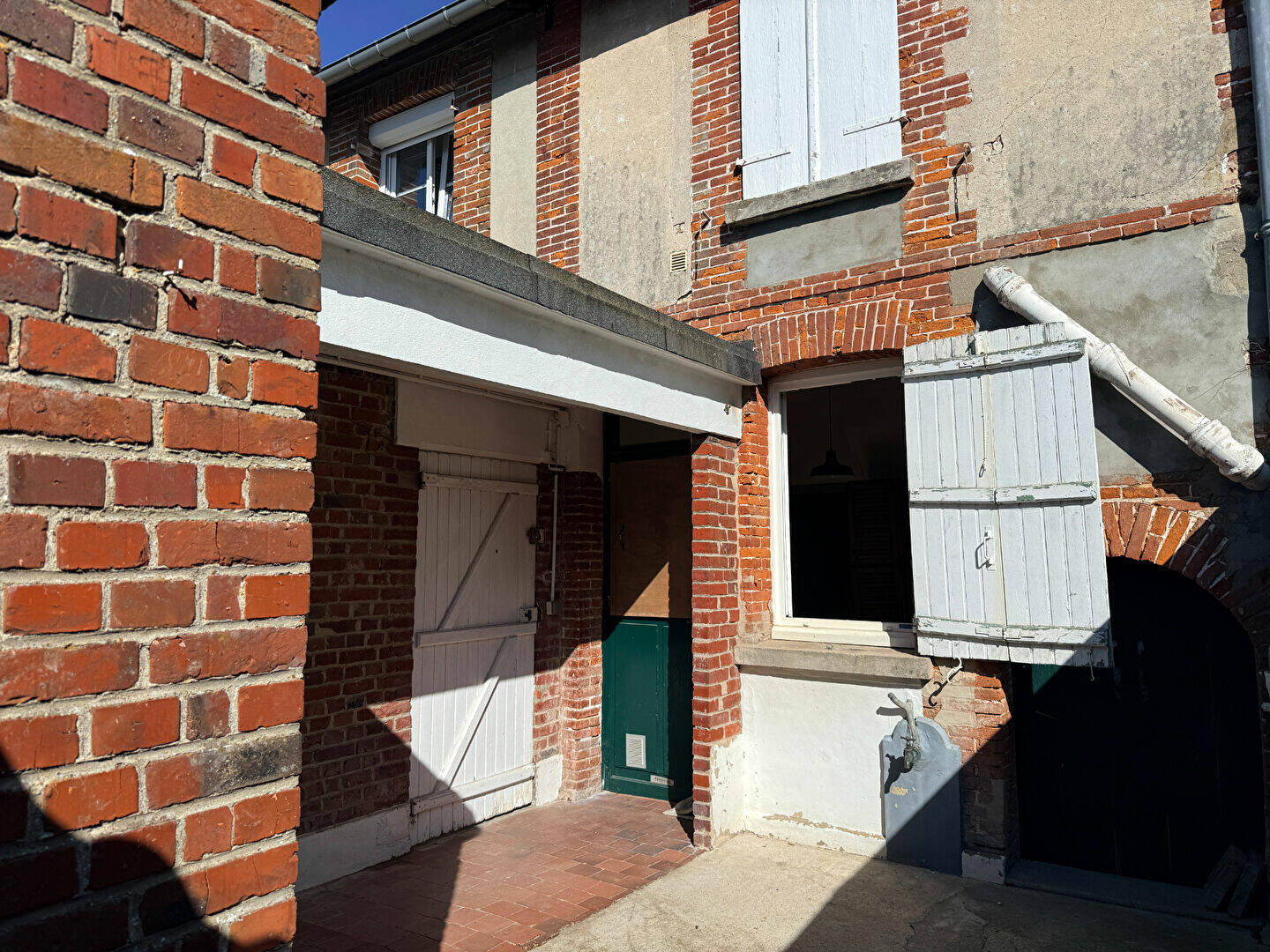 Charmante maison de ville avec cour intérieure et dépendances