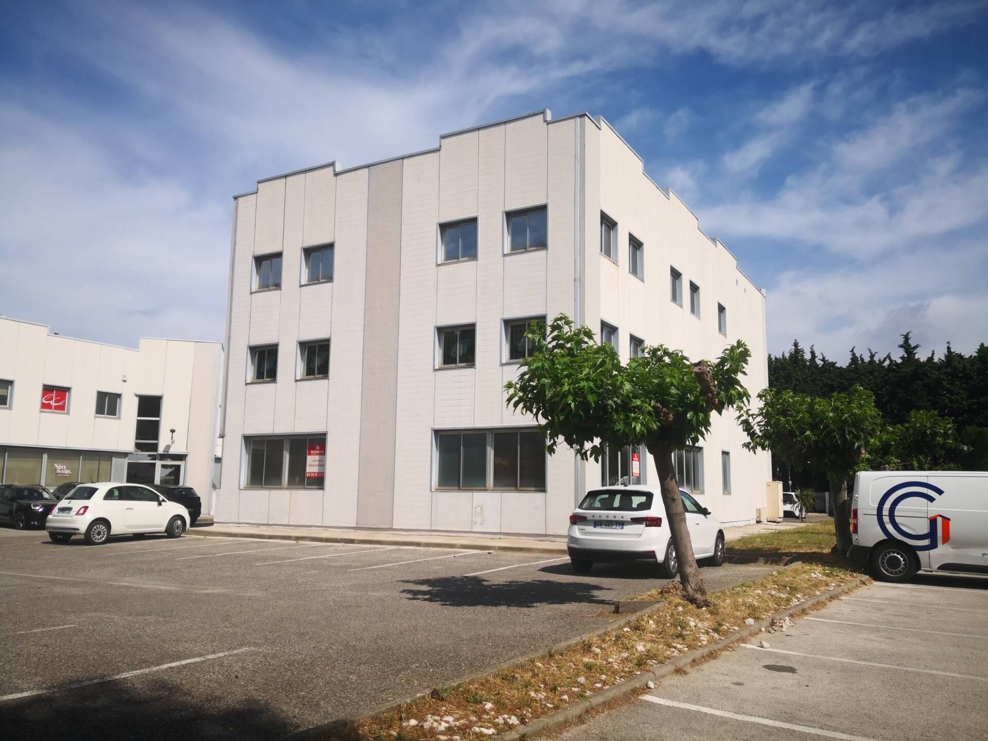 A louer Six-Fours local 200 m2 avec parkings