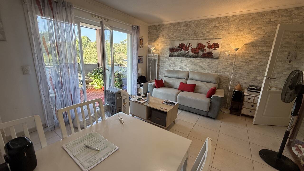 Appartement F2 avec terrasse dans résidence fermée avec piscine - Fréjus 83600 - Femme de 75 ans