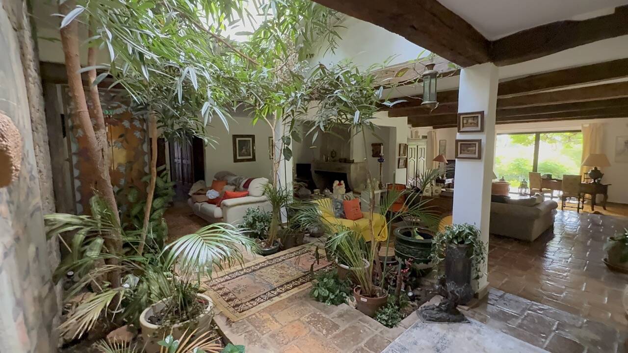 Grande Villa Provençale avec 2 Hectares de Terrain à Cogolin, Secteur Résidentiel, Au calme Proche Village, Viager Occupé Mr 89 ans et Mme 85 ans