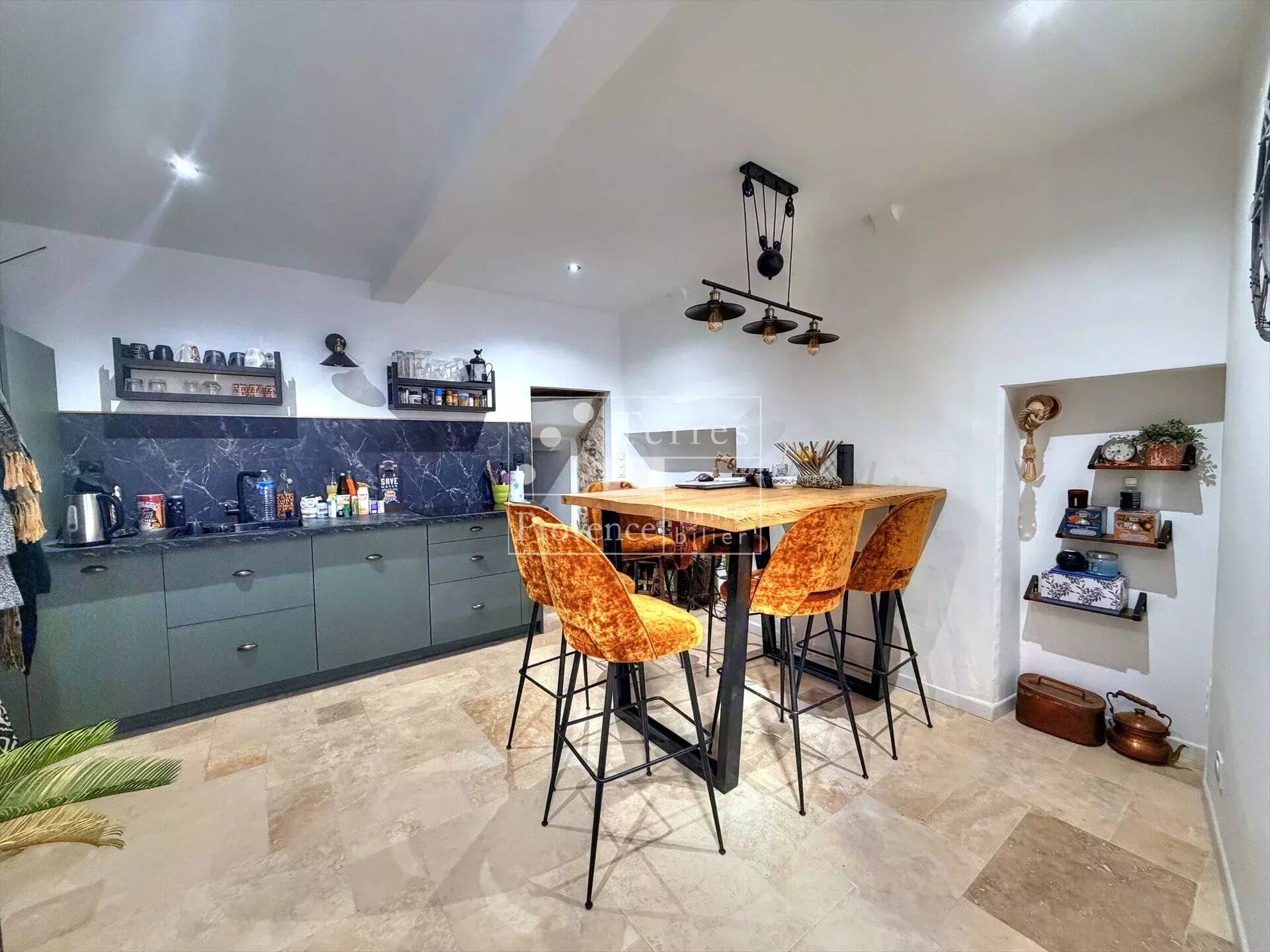 Grande maison de village rénovée avec fort potentiel – Centre d’Aups