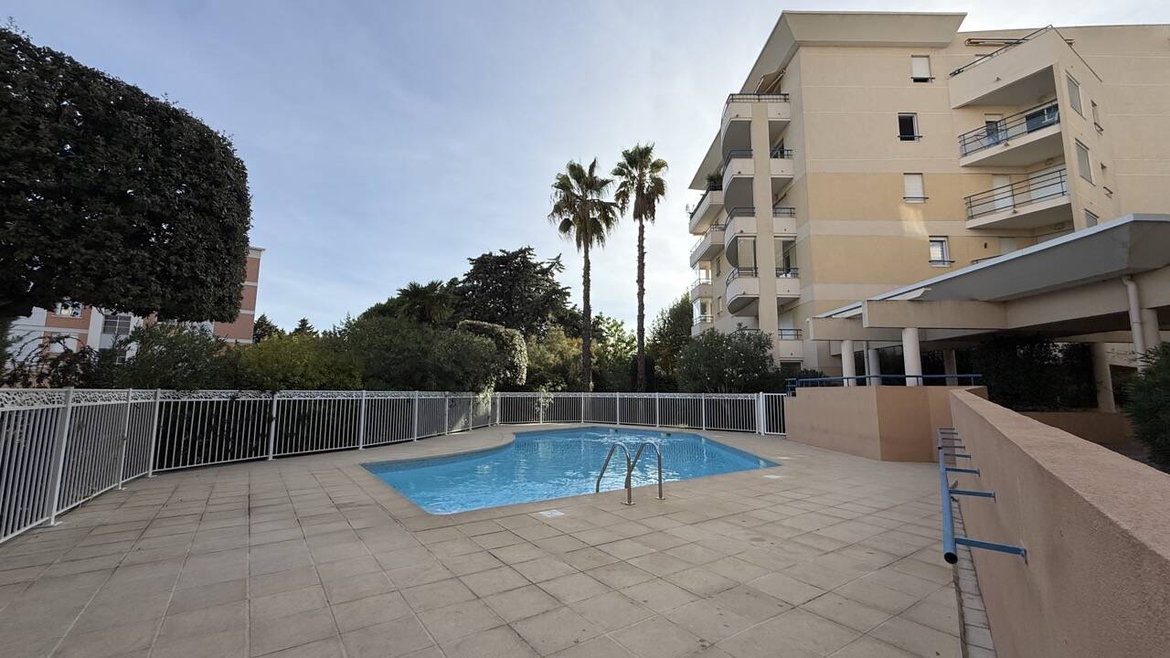 Viager LIBRE par perception de loyers - Appt F2 avec terrasse et Place de Parking à Fréjus Plage - Résidence avec Piscine