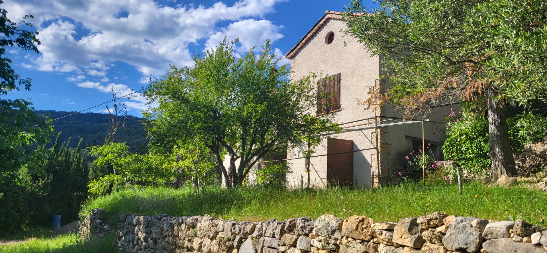 Bastidon sur 2 niveaux à rénover,  sur 4300m2 de terrain complanté d'oliviers centenaires.