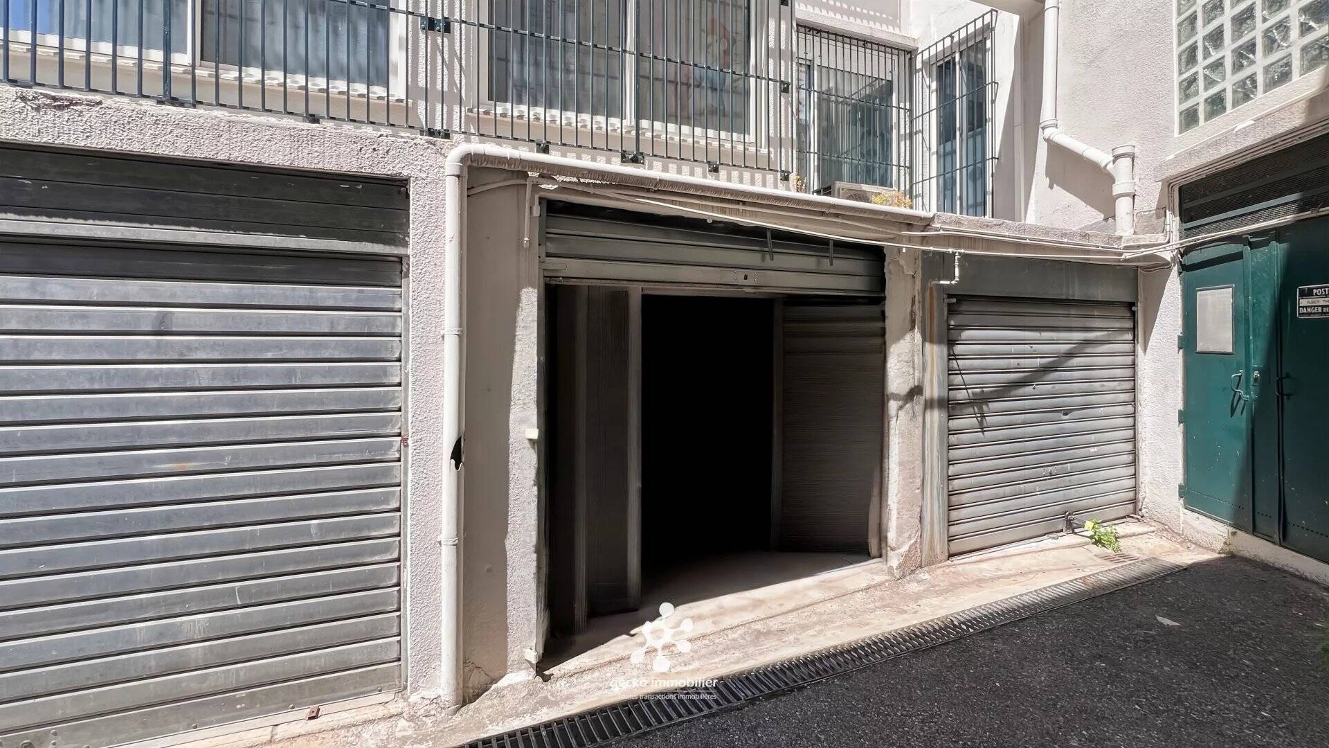 Nice - Thiers - Garage fermé avec stockage additionnel