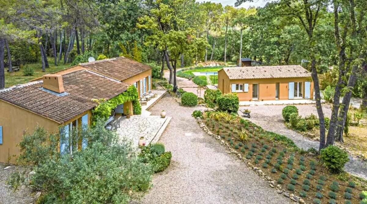 2 VILLAS SUR 8480 M² AVEC PISCINE LORGUES
