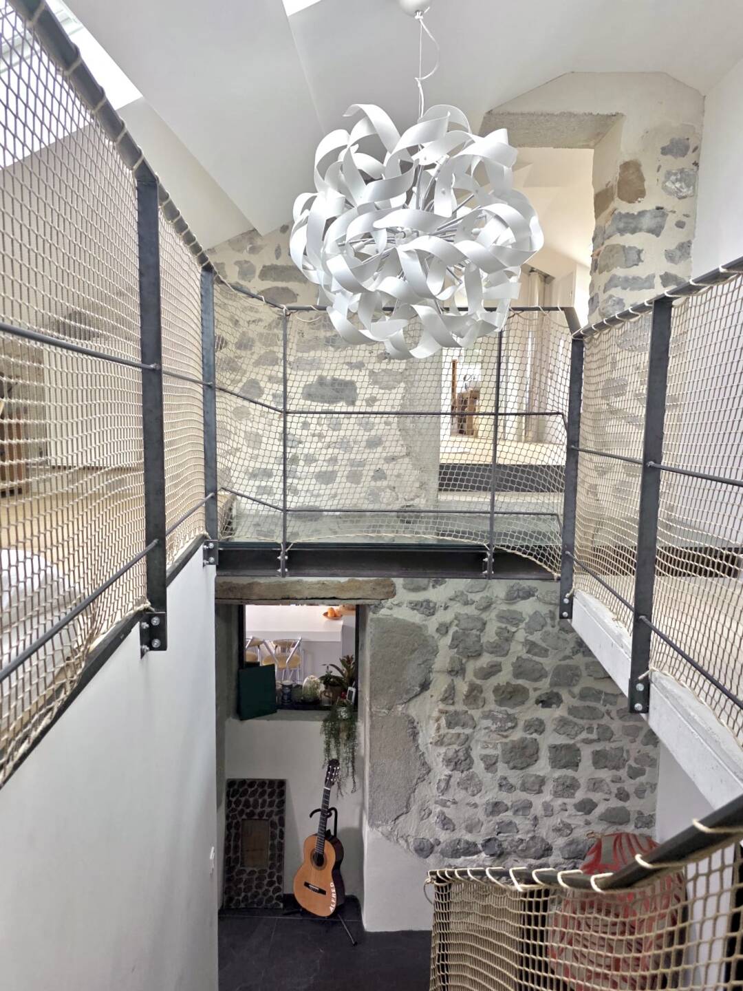 Très belle rénovation où le charme opère.