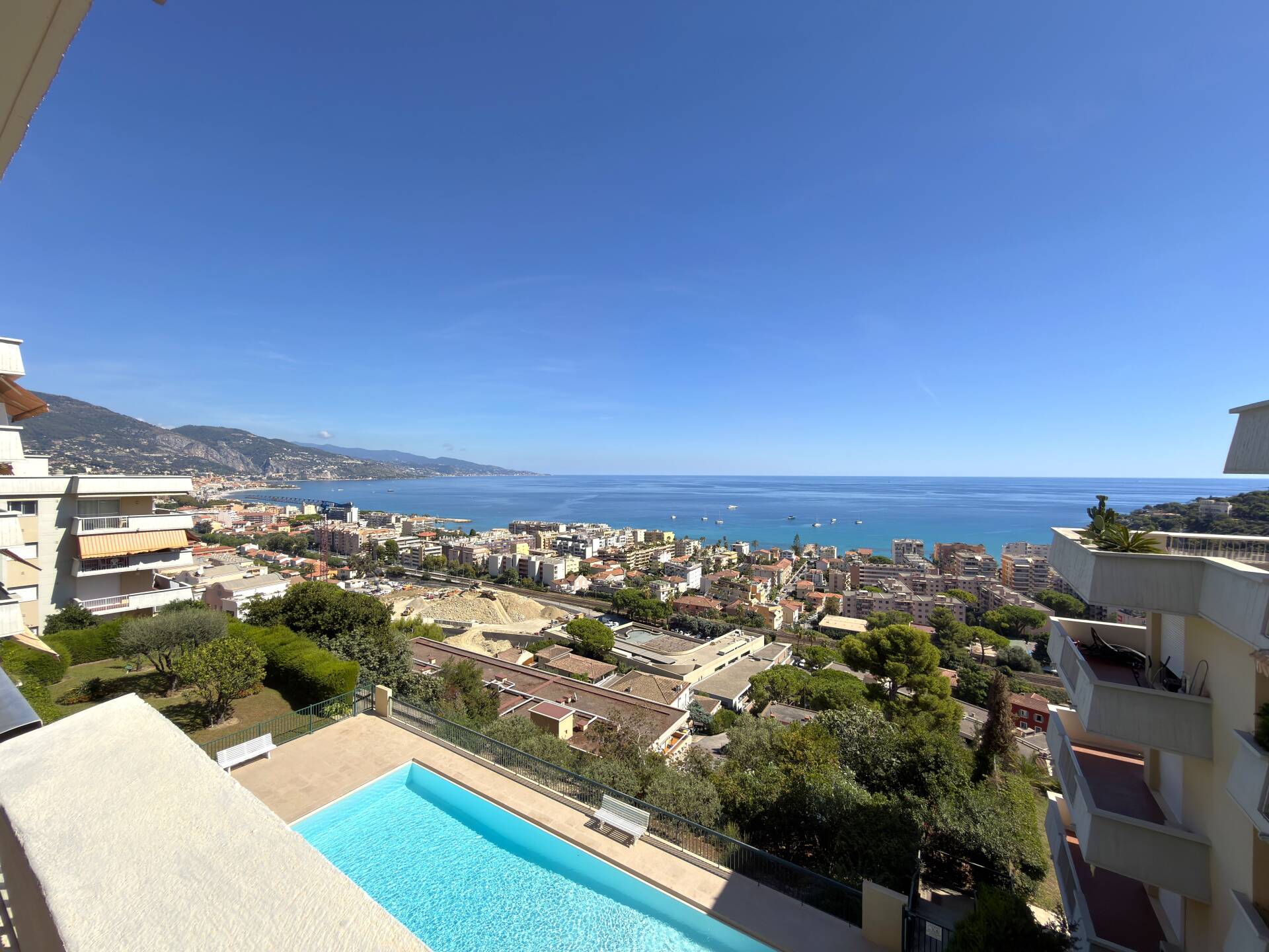 ROQUERBUNE CAP MARTIN - 4 PIECES - PISCINE - PARKING
