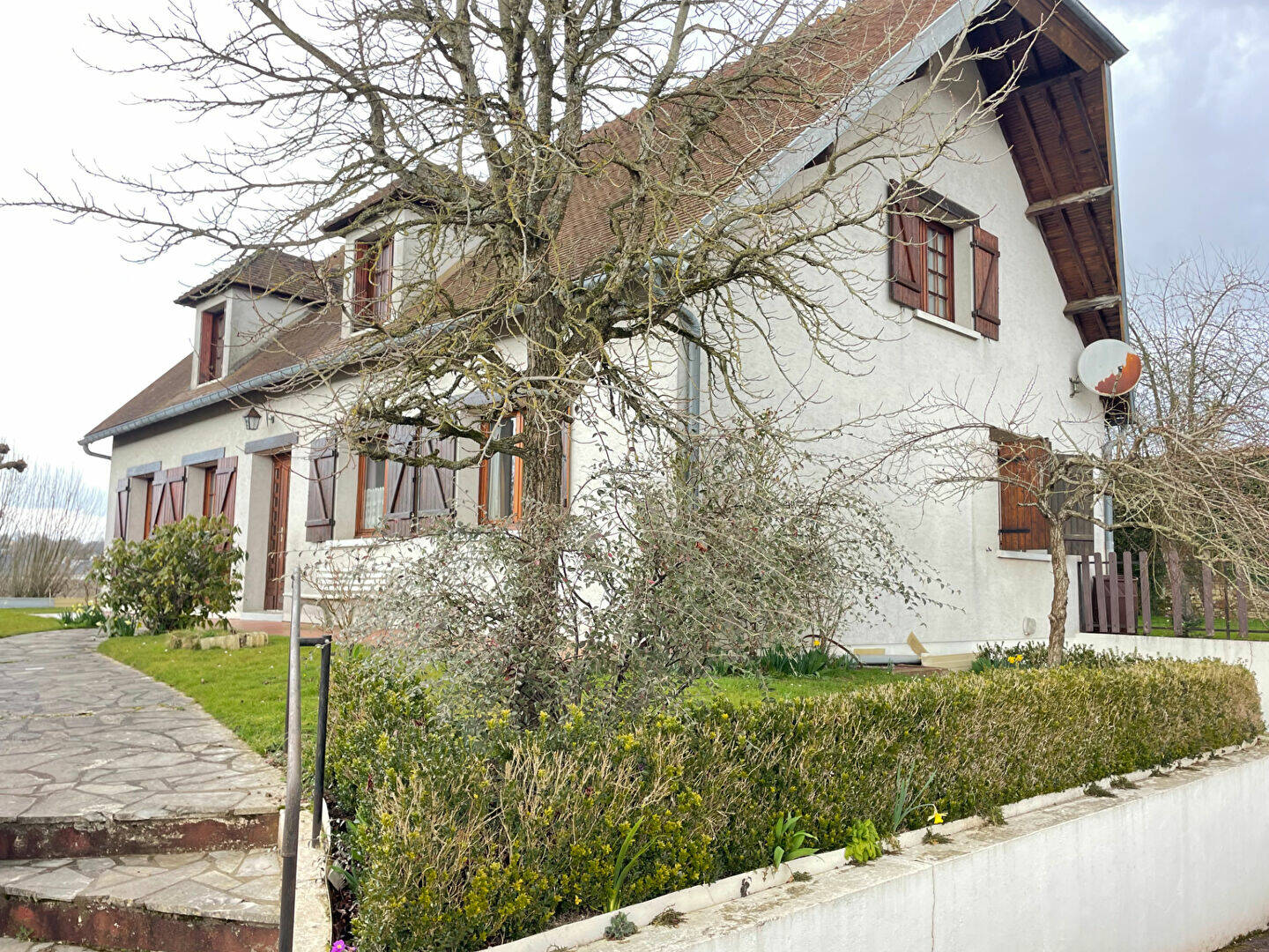 SONGEONS, SOLIDE CONSTRUCTION de 178 m2, 5 CHAMBRES