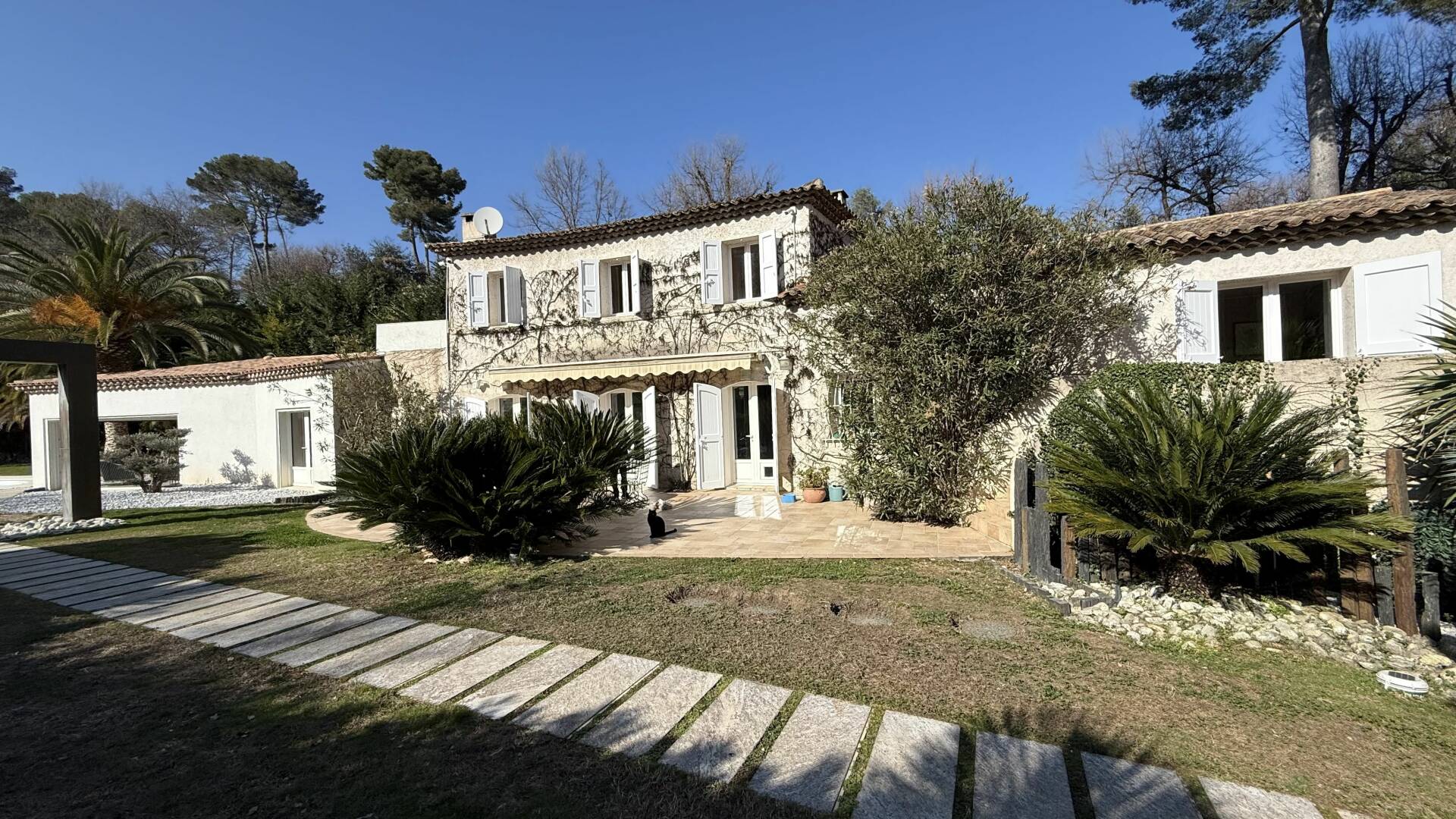 Villa f6 240 M2 Terrain 2939 M2 Piscine ,Roquefort les pins,06330 Alpes Maritimes, Viager occupé Dame de 76 ans