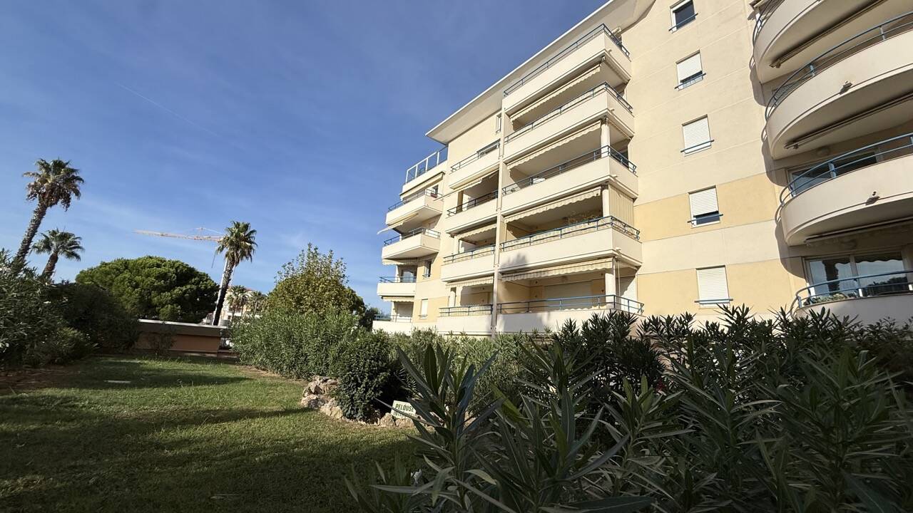 Viager LIBRE sur Homme de 76ans, par perception de loyers - Appt F2 avec terrasse et Place de Parking à Fréjus Plage - Résidence avec Piscine