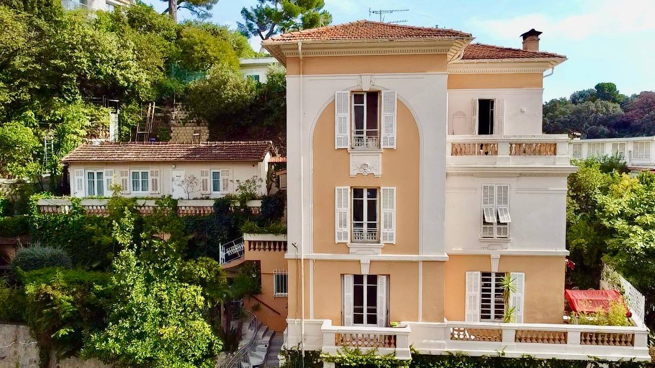 Maison  - 8 pièces  - 230.0 m2 -  900 000 € - À vendre