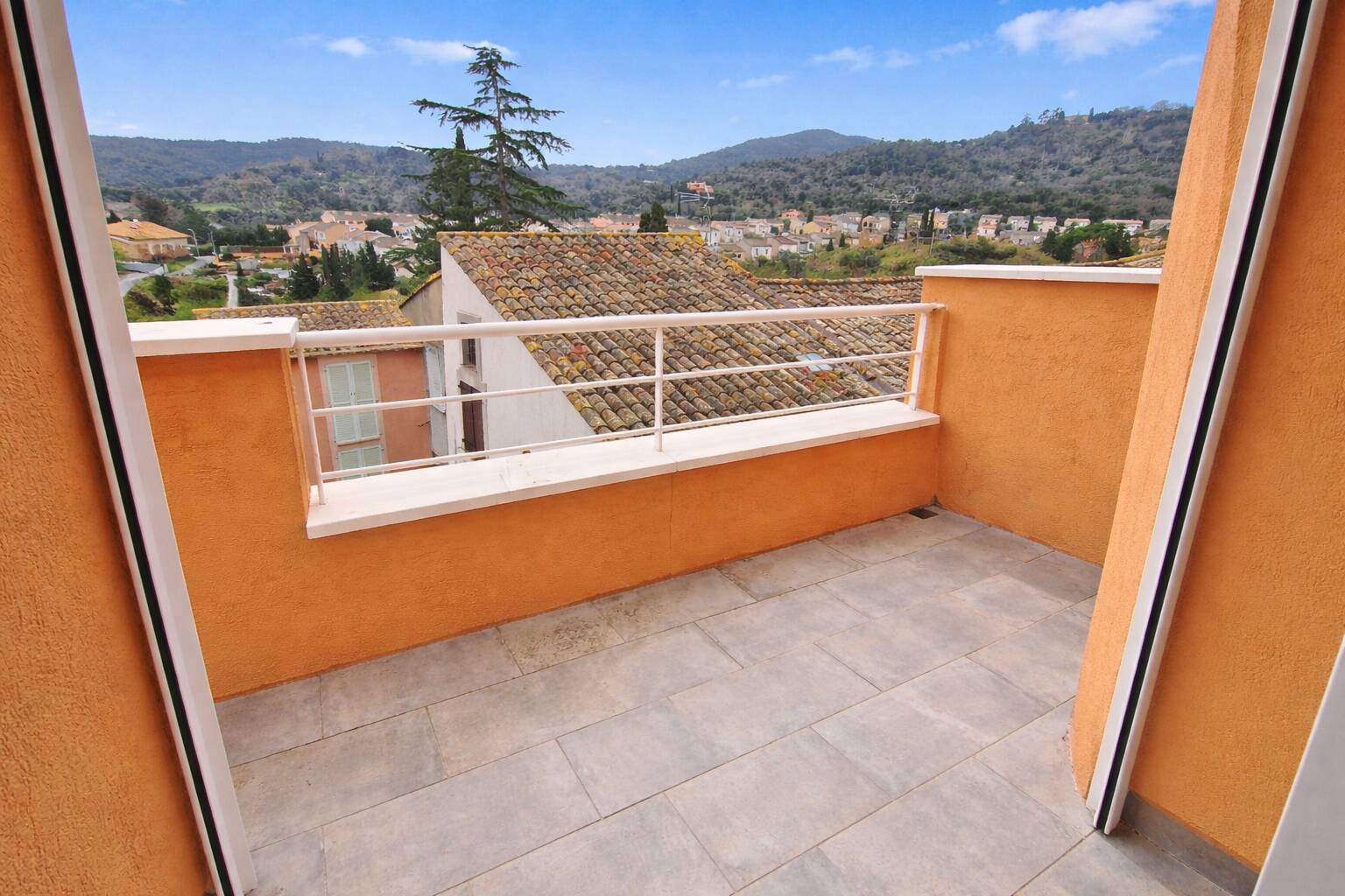 Appartement Roquebrune sur argens Var. T3 en duplex entièrement rénové.