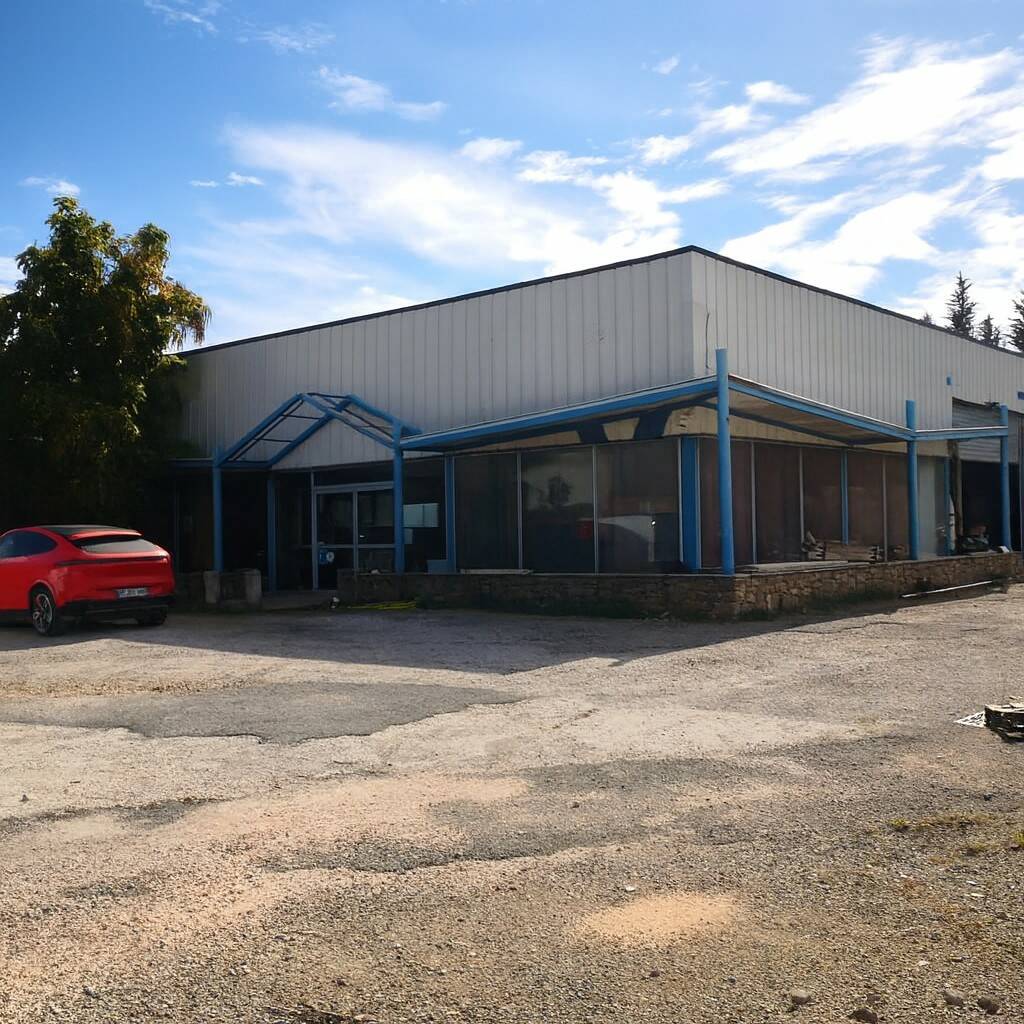 A louer Brignoles, local de 600 m2 avec 3000 m2 de terrain