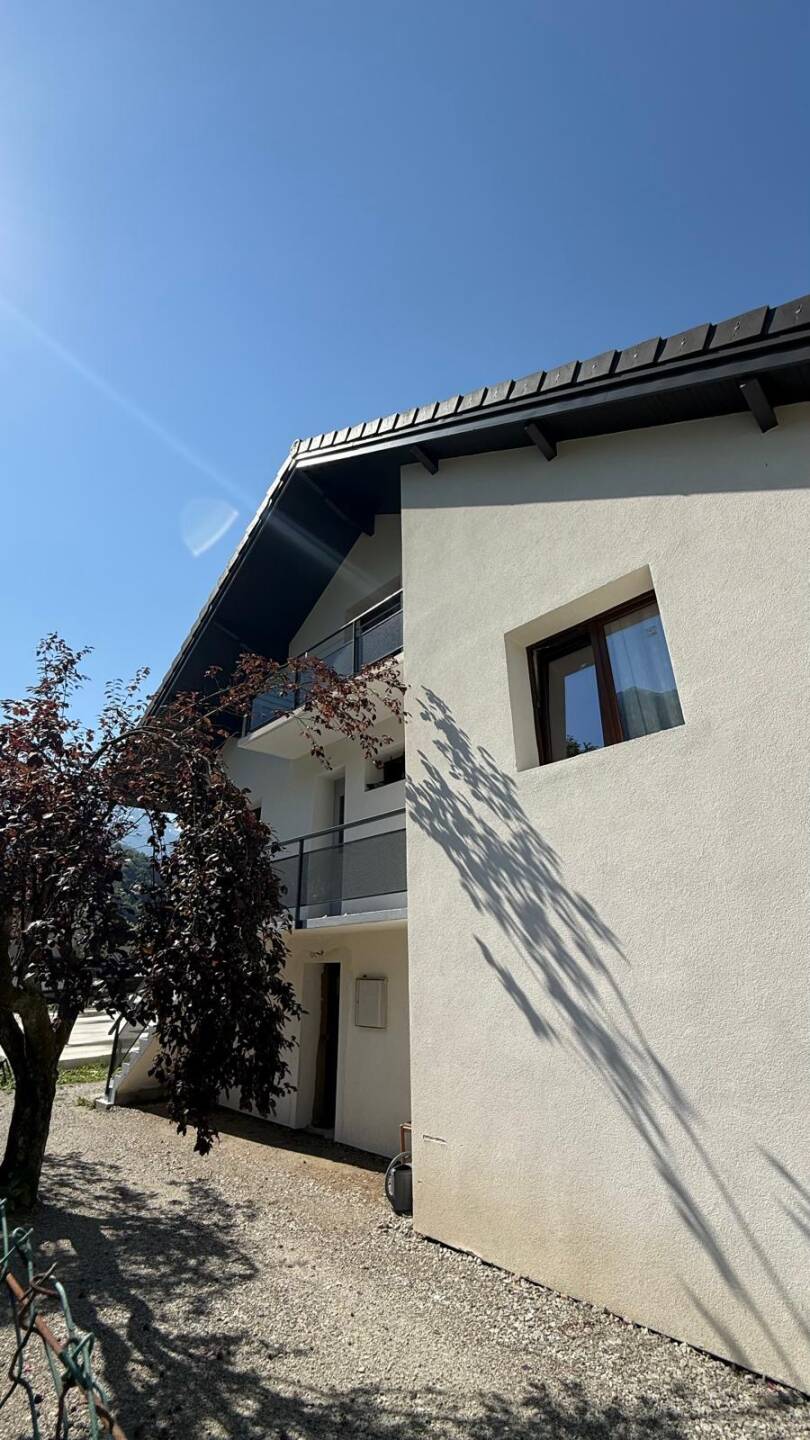 Maison rénovée et isolée par l'extérieur avec grange (permis accordé)