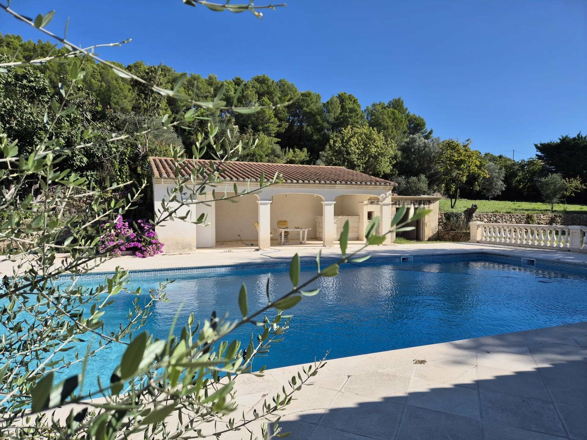 MAS ANCIEN  ET VILLA SUR 15578 M² AVEC PISCINE