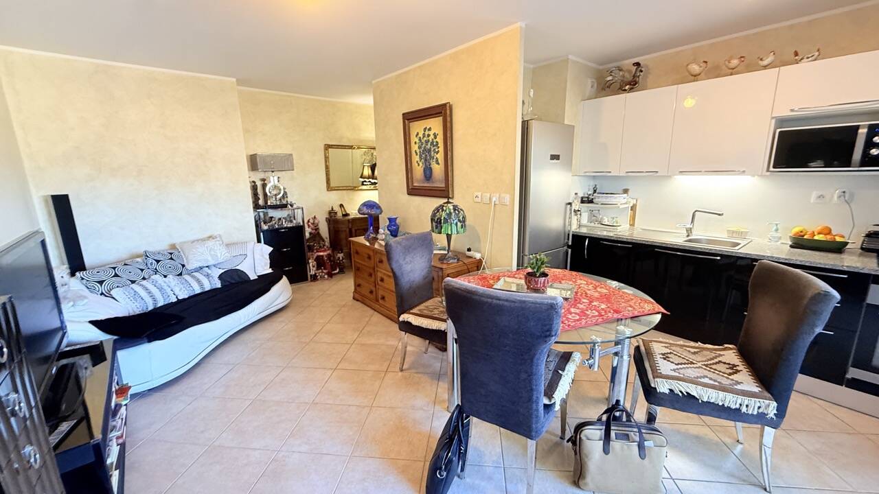 Viager Occupé Appt F3 + 2 garages au Pradet sur Femme de 85 ans.