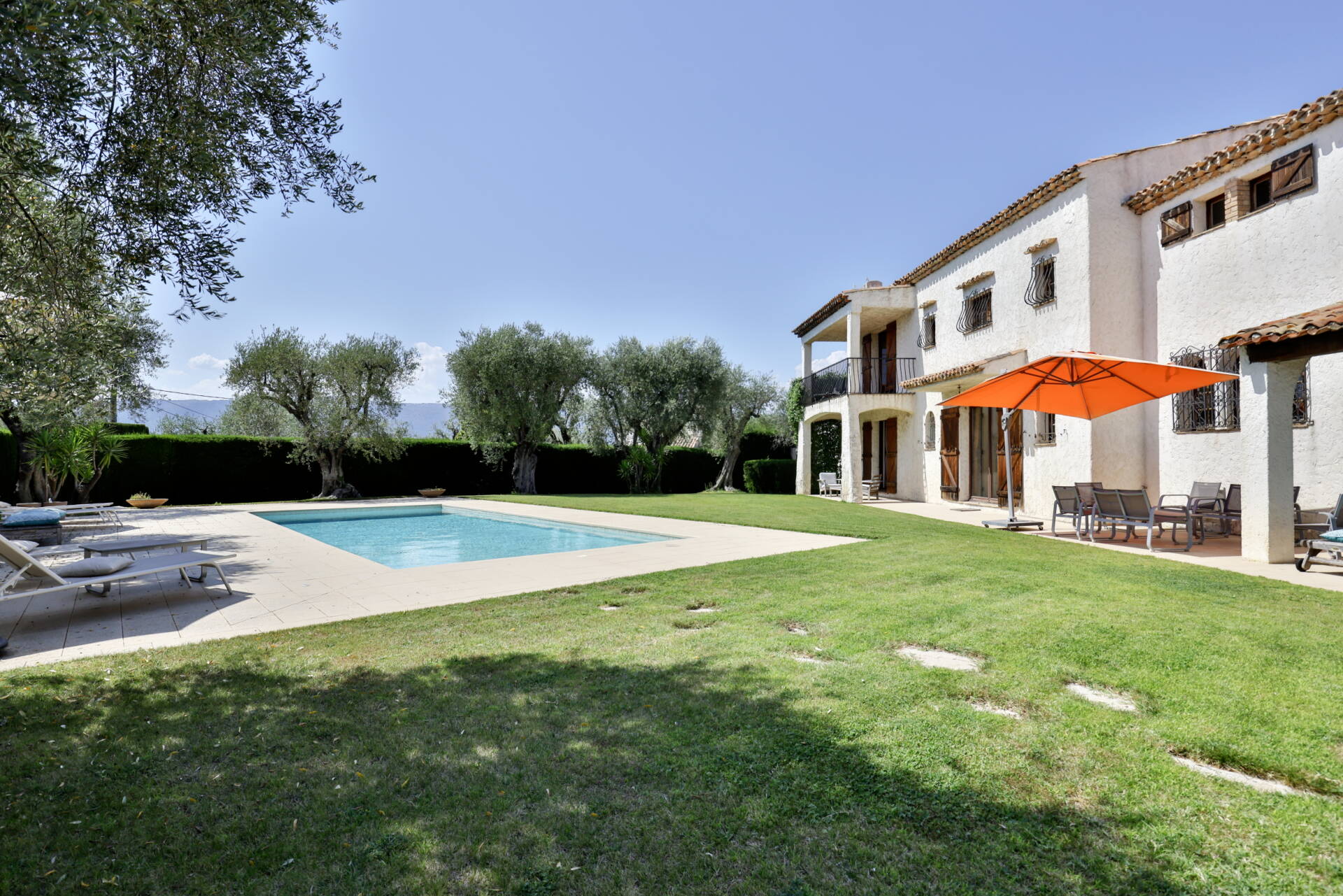 Maison  - Maison individuelle  - 8 pièces  - 245.05 m² -  1 090 000 € - À vendre 