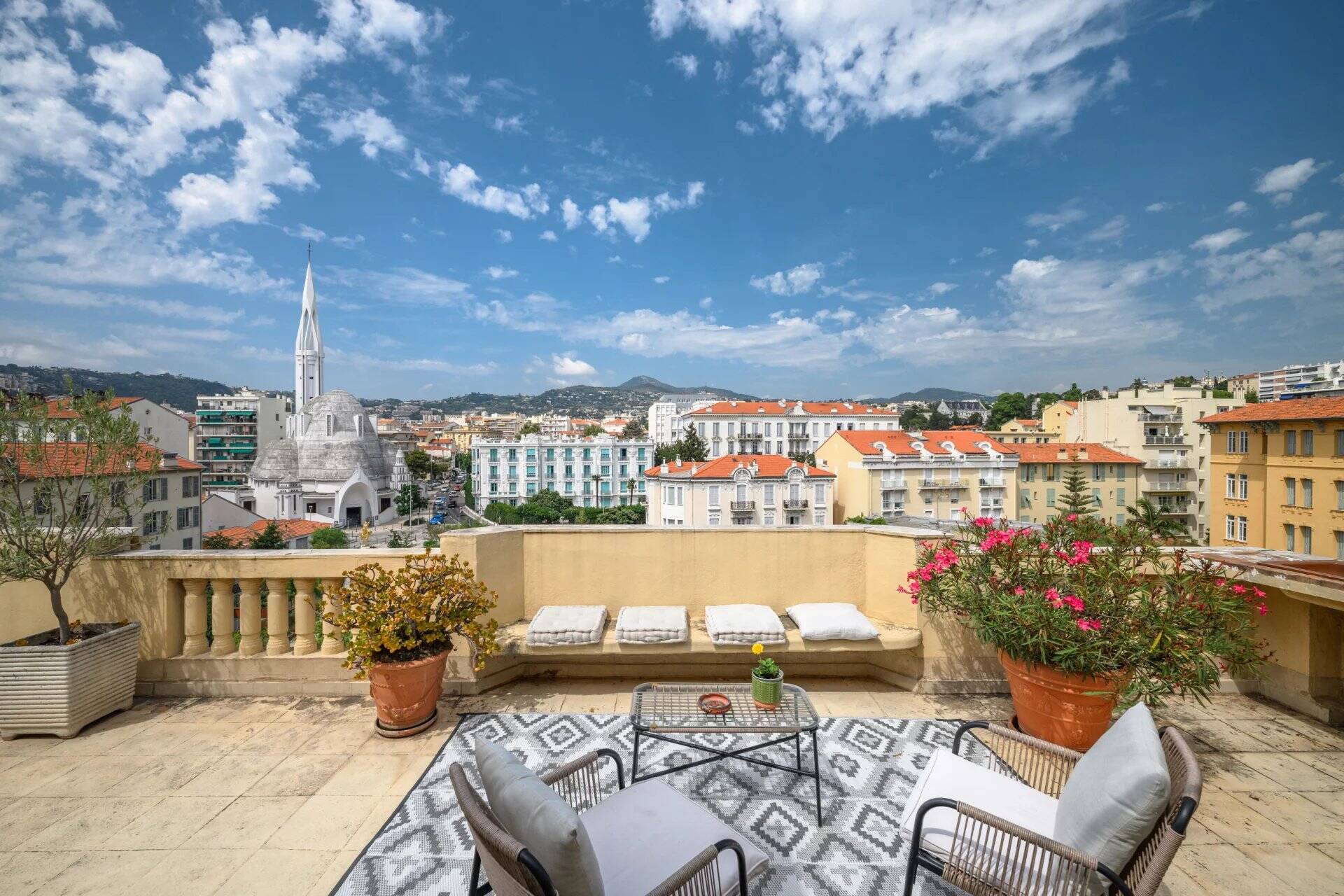 NICE - LIBERATION - Appartement Dernier Étage / Grande Terrasse avec Vue Panoramique/ Garage