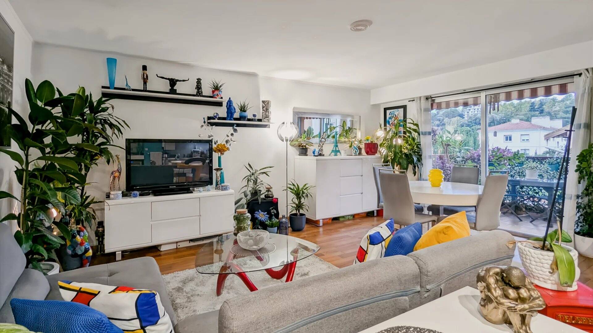 NICE - BAS CIMIEZ/SAINTE ROSALIE - Appartement 3 pièces traversant avec terrasse et vue dégagée