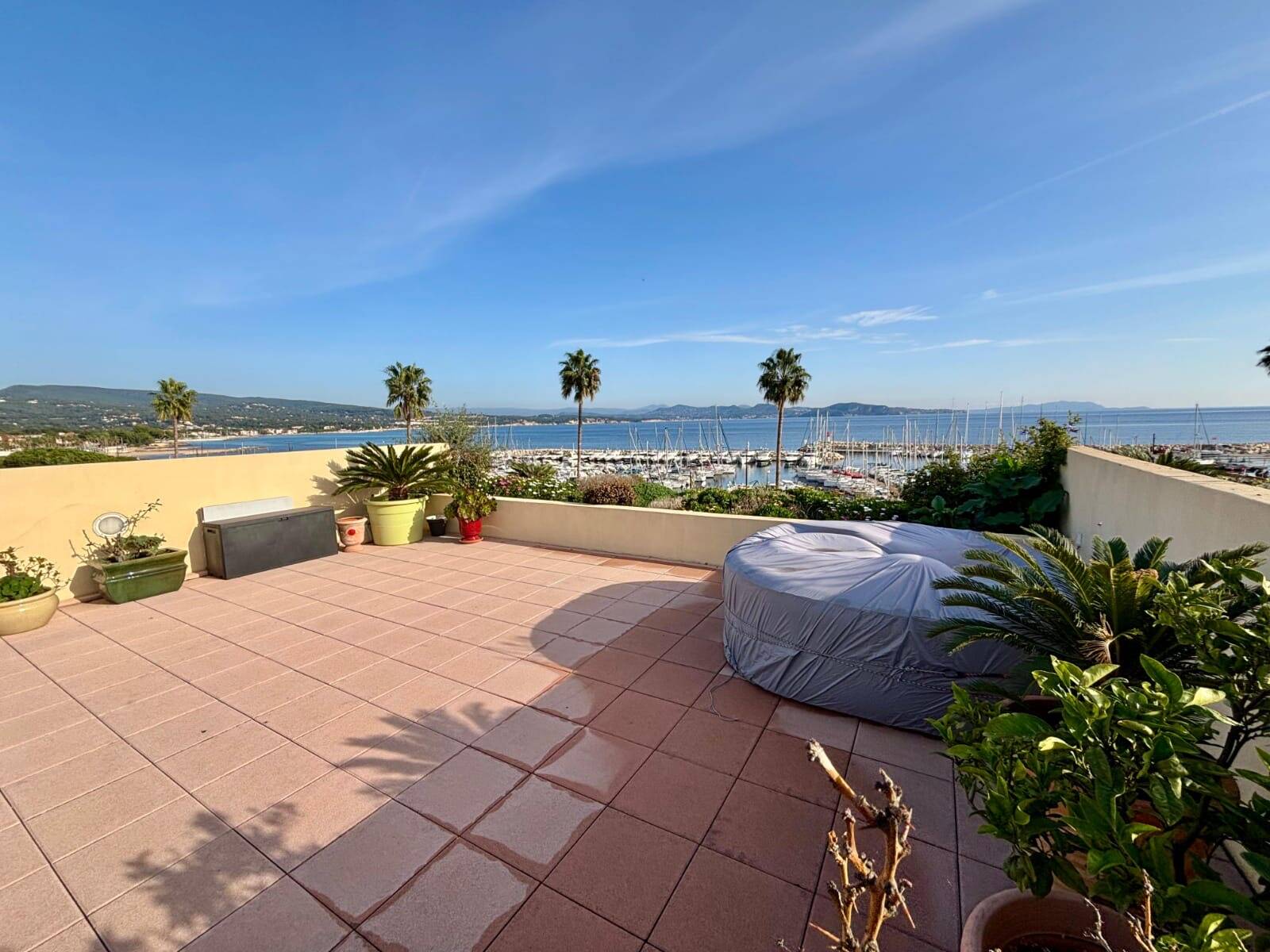 Appartement F3 avec terrasse Face à la mer (Vue 180°) à La Ciotat sur Homme de 75 ans