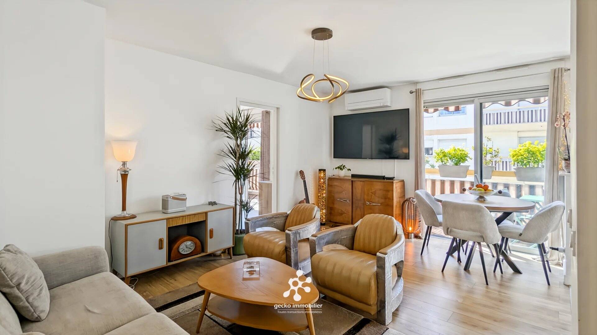 NICE - ACROPOLIS/CARABACEL - Appartement 2 pièces refait à neuf avec grand balcon en dernier étage