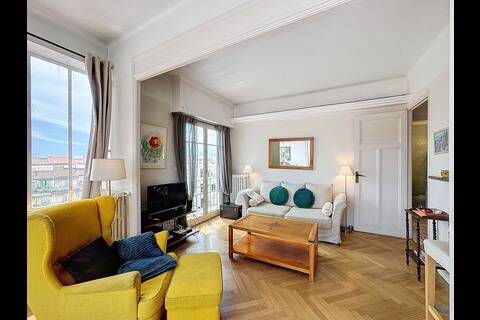 DANS PRESTIGIEUX IMMEUBLE ART DECO NICE 2 PIECES DERNIER ETAGE AVEC TERRASSE