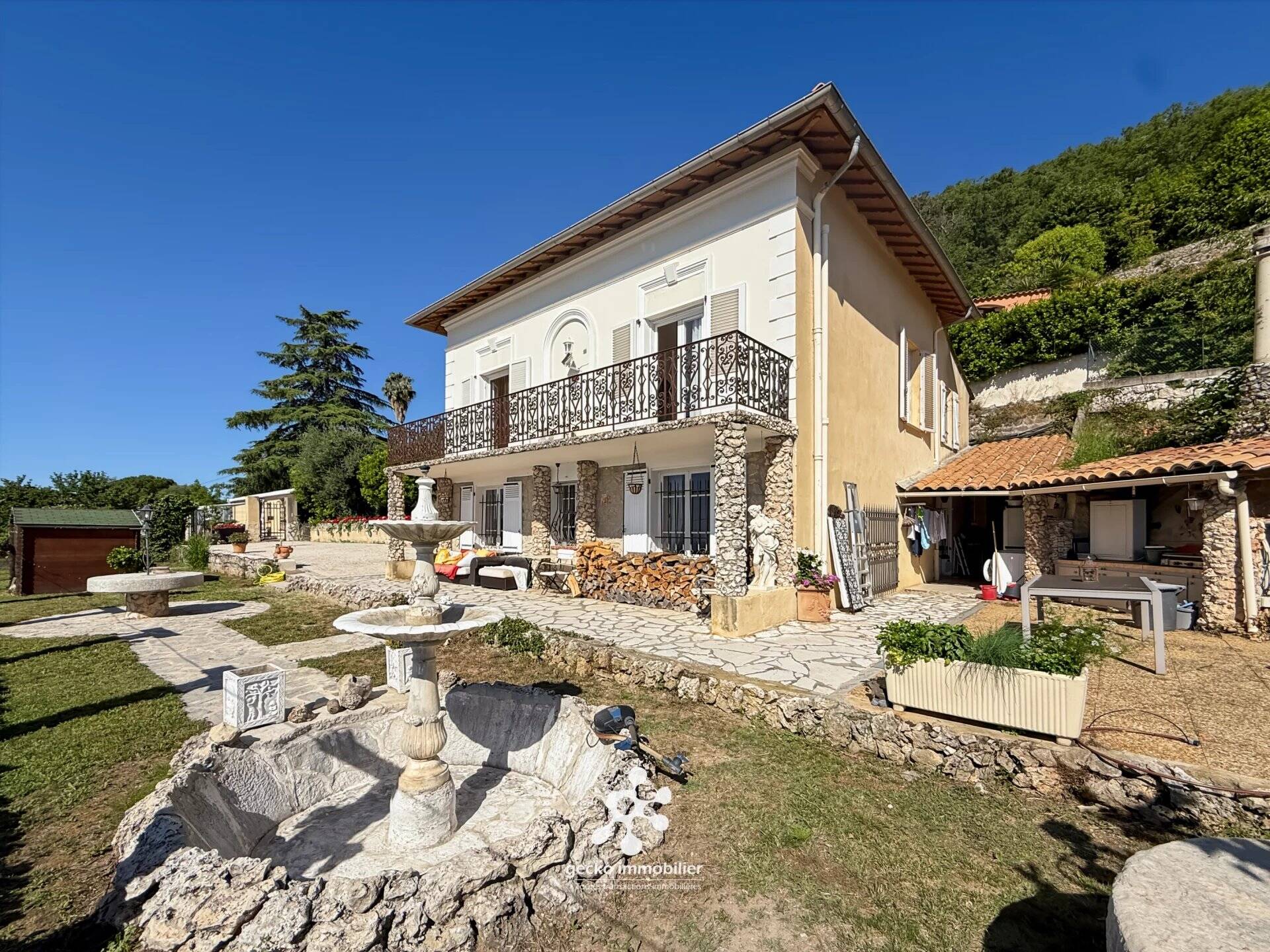 A VENDRE A TOURETTES SUR LOUP DEUX MAISONS SUR UN TERRAIN DE 4416M2