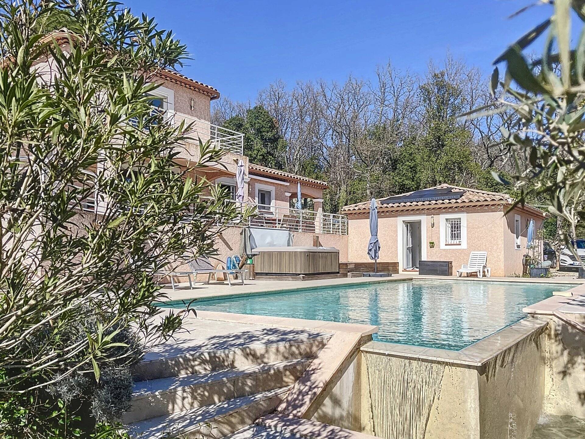 Villa avec piscine, dépendance et vue imprenable sur le Château