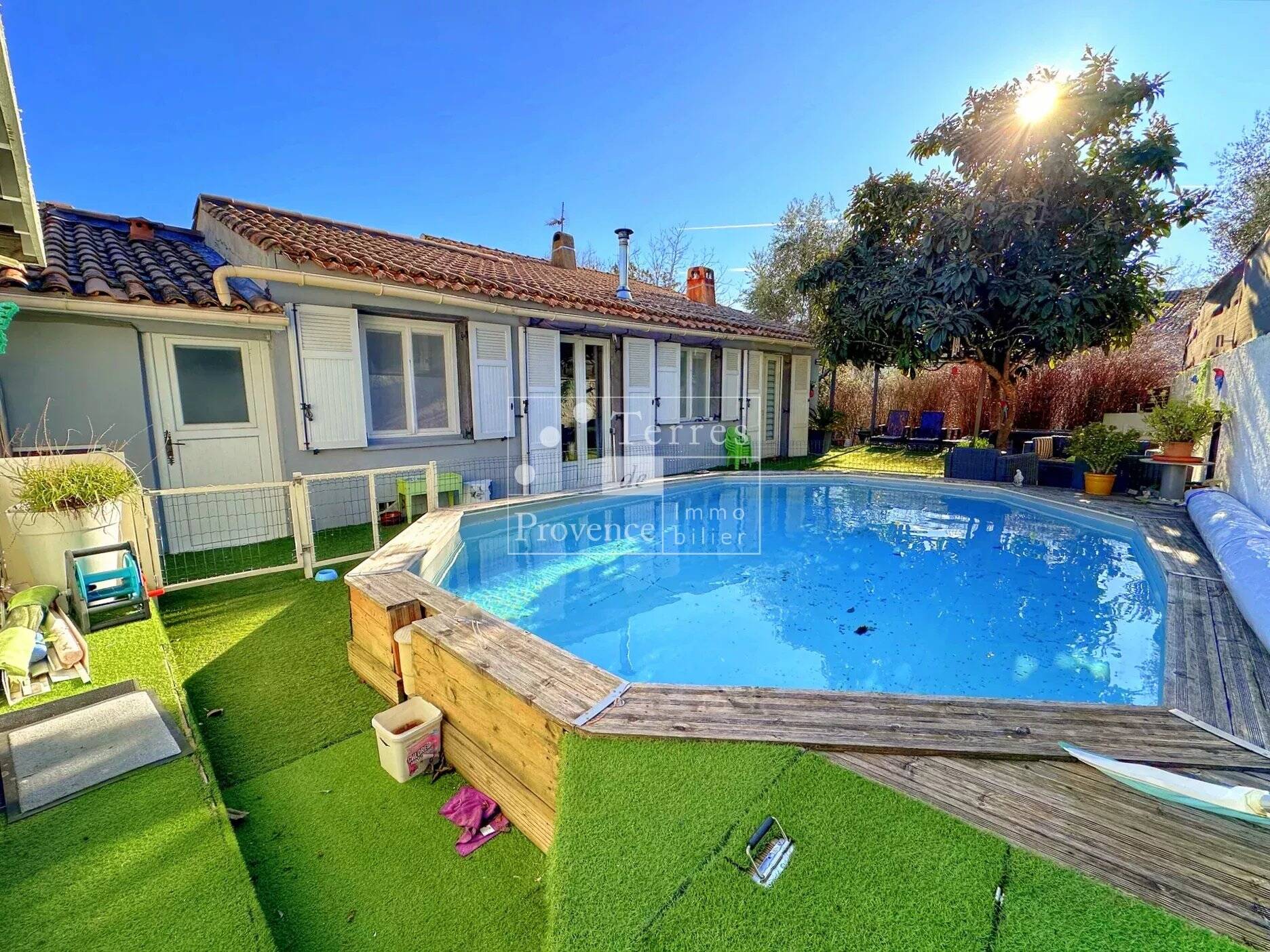 LORGUES – Centre village à pied, 4 chambres, piscine & quartier calme