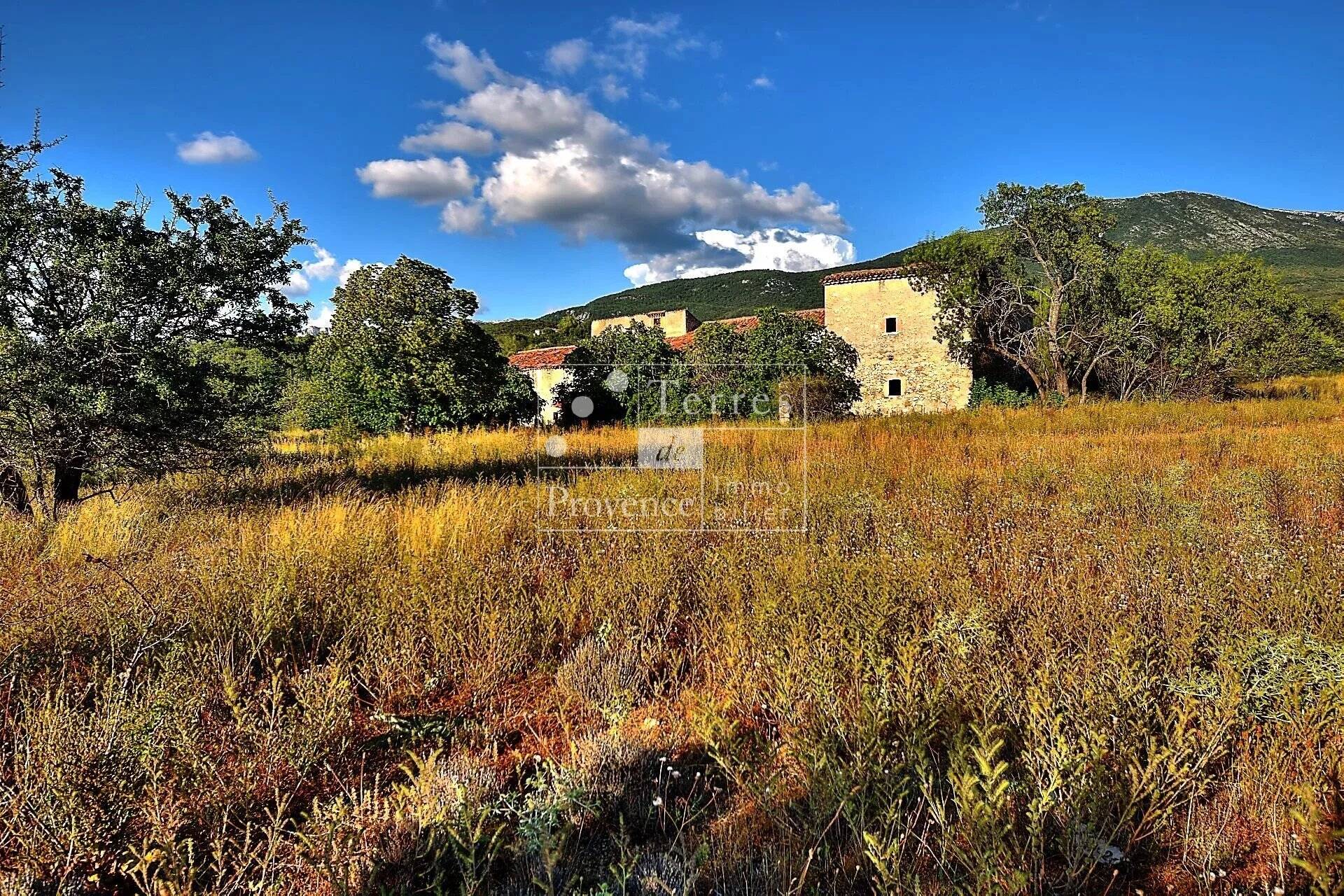 Vieille bergerie en ruine au bord d'un lac sur 52 ha dans le Haut Var