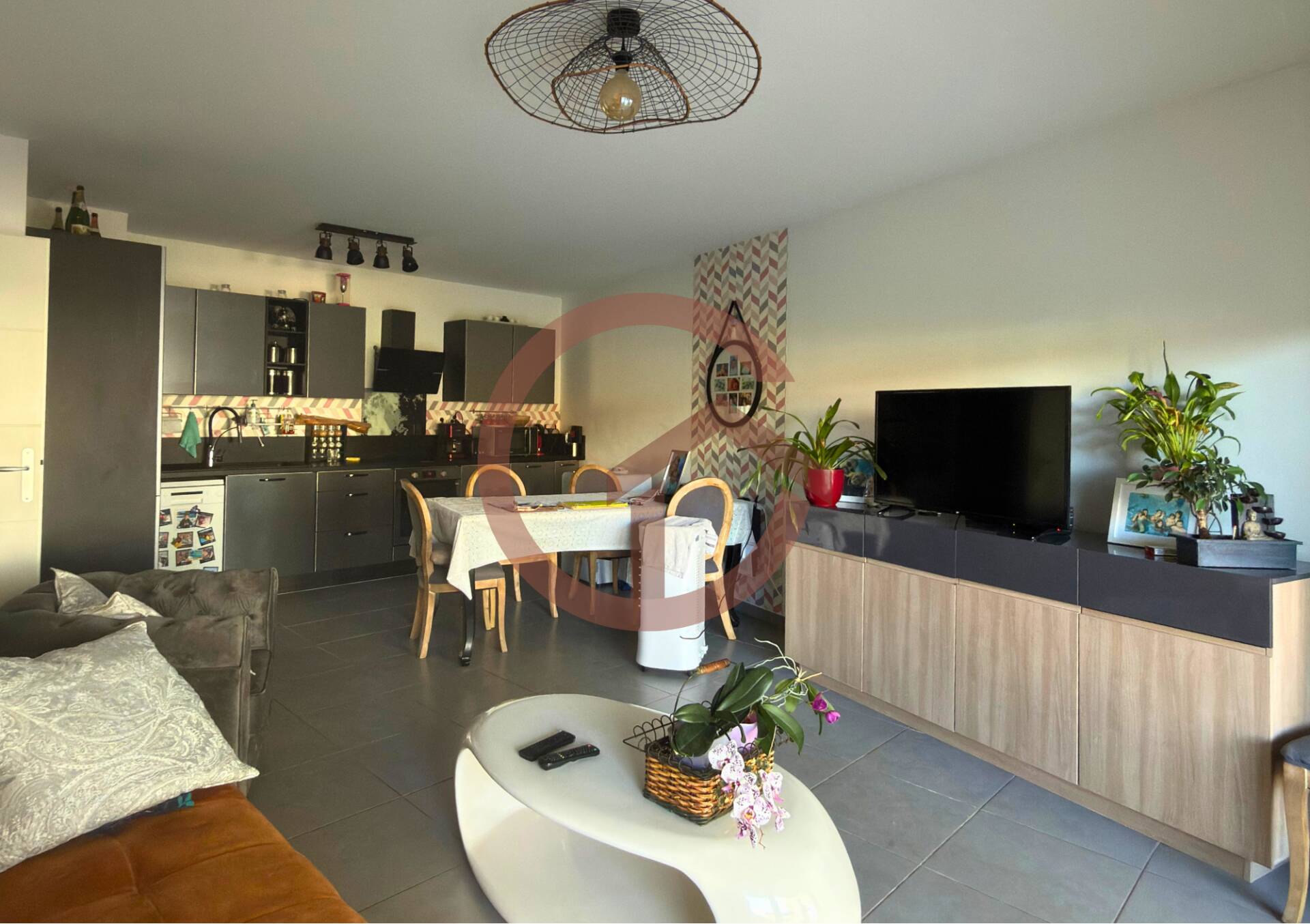 EXCLUSIVITÉ – VIAGER OCCUPÉ 3 PIÈCES AVEC JARDIN, TERRASSE ET DEUX PARKINGS EXTÉRIEURS – ROQUEBRUNE-SUR-ARGENS (83520)