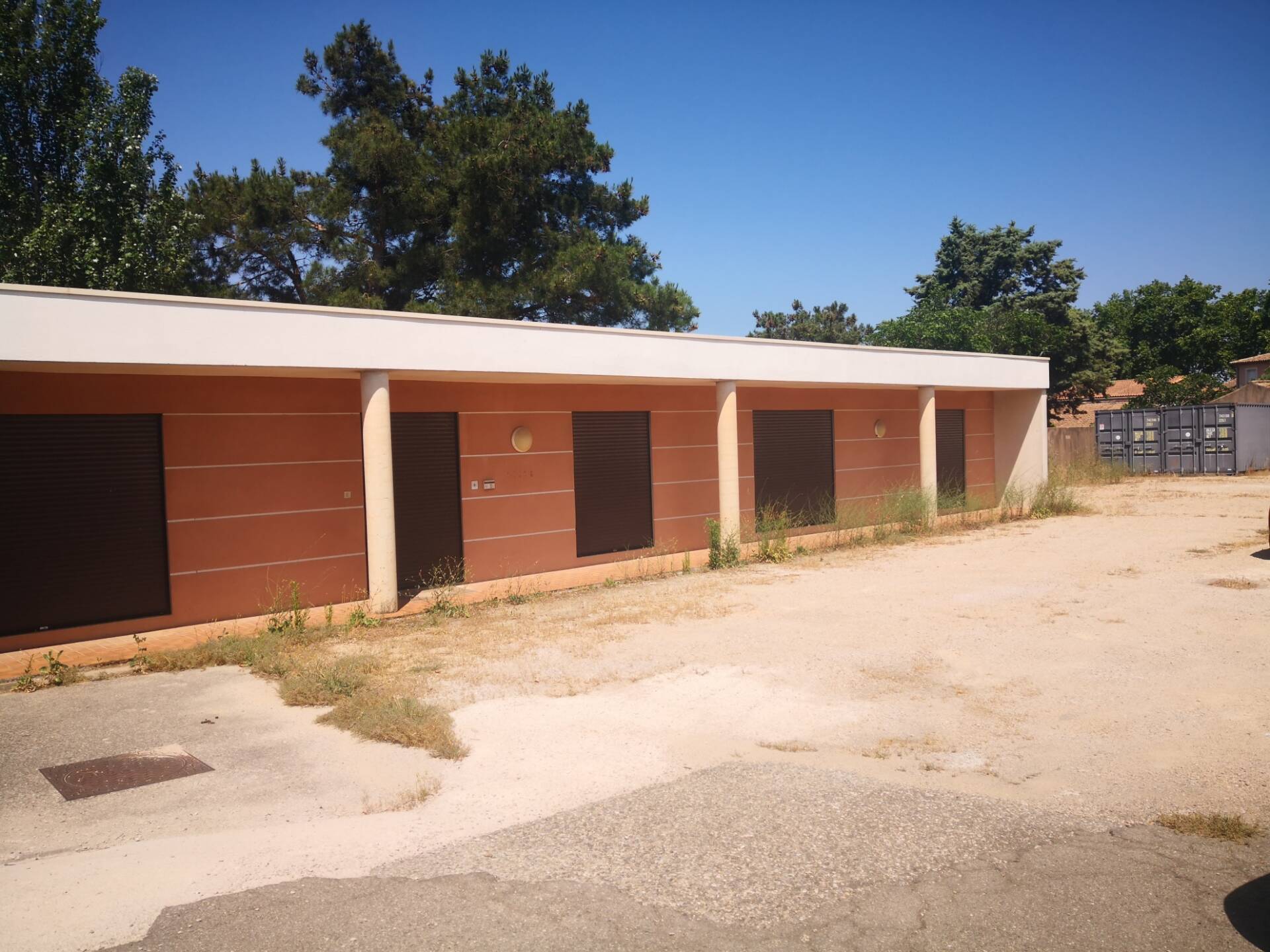 A LOUER SAINT-MAXIMIN Local de 80 à 160 m2 avec parkings
