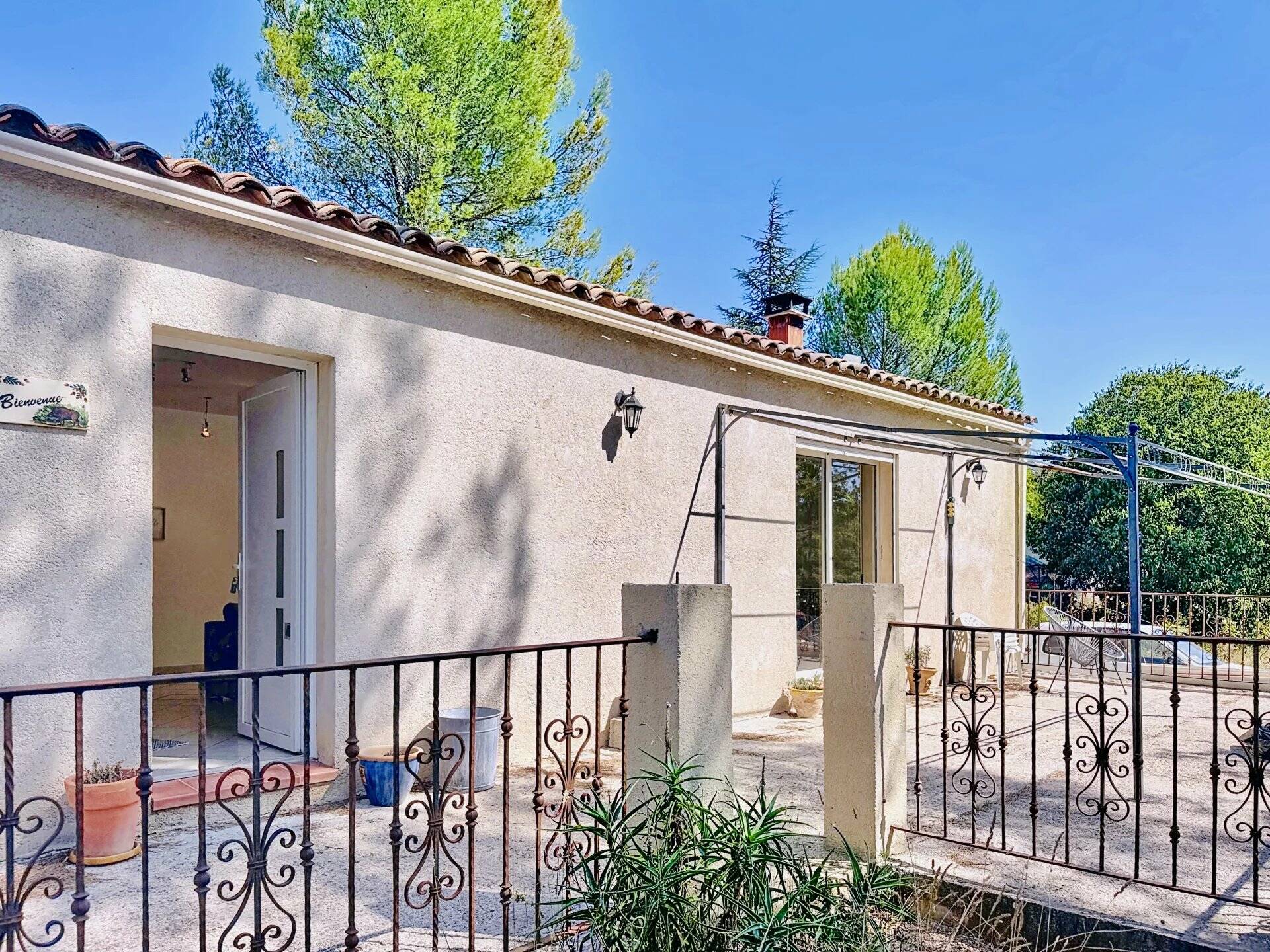 Châteauvert, Villa de plain-pied avec 5 chambres et grand terrain au calme