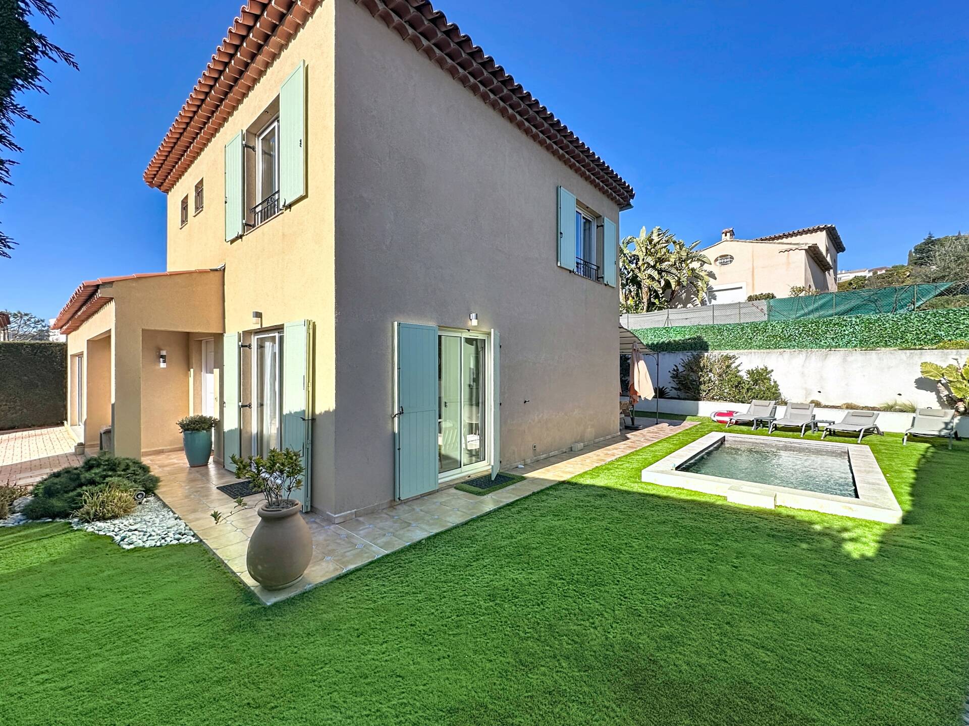 Maison  - 5 pièces  - 153.23 m² -  936 000 € - À vendre 
