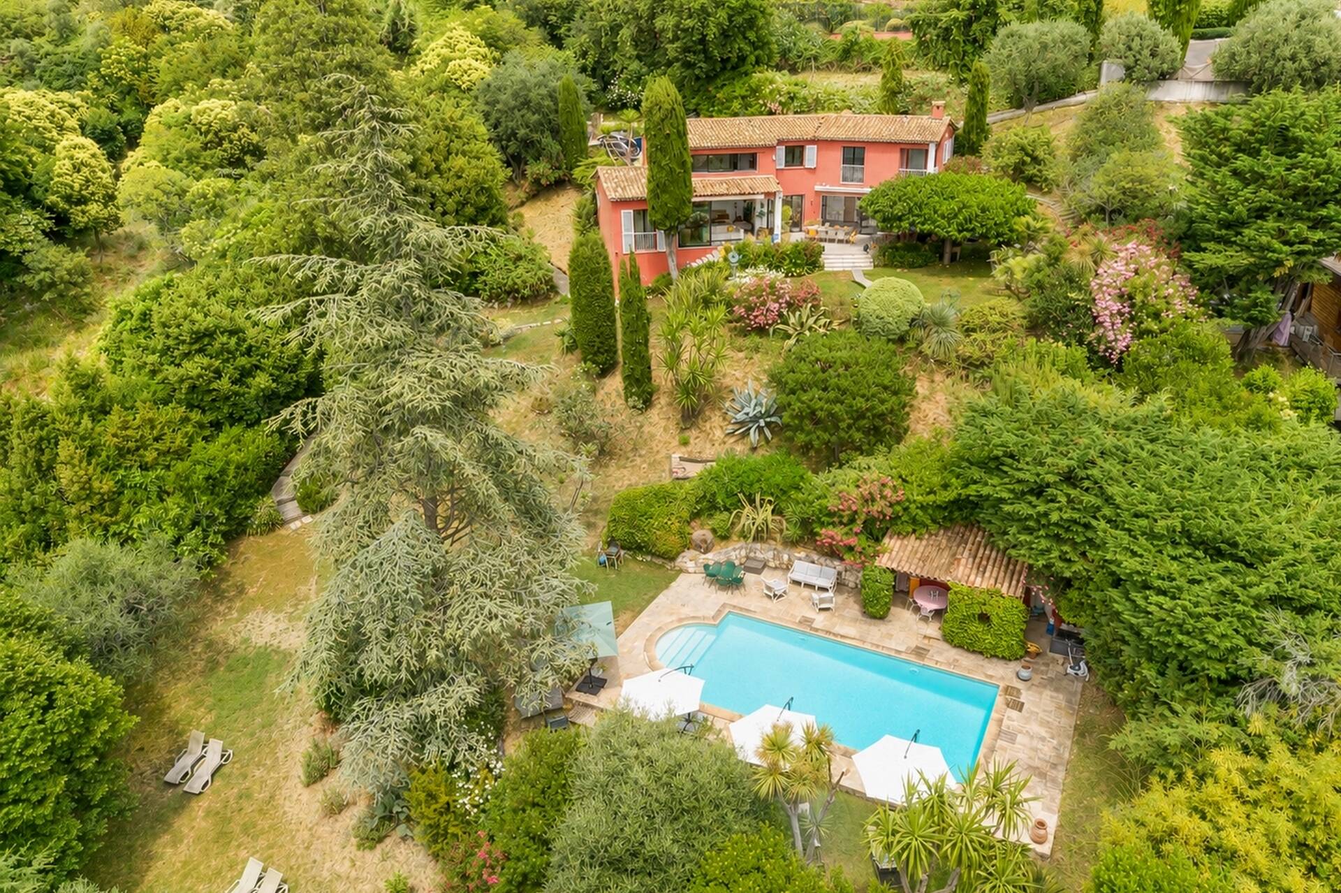 Maison  - 6 pièces  - 204.83 m² -  2 690 000 € - À vendre 