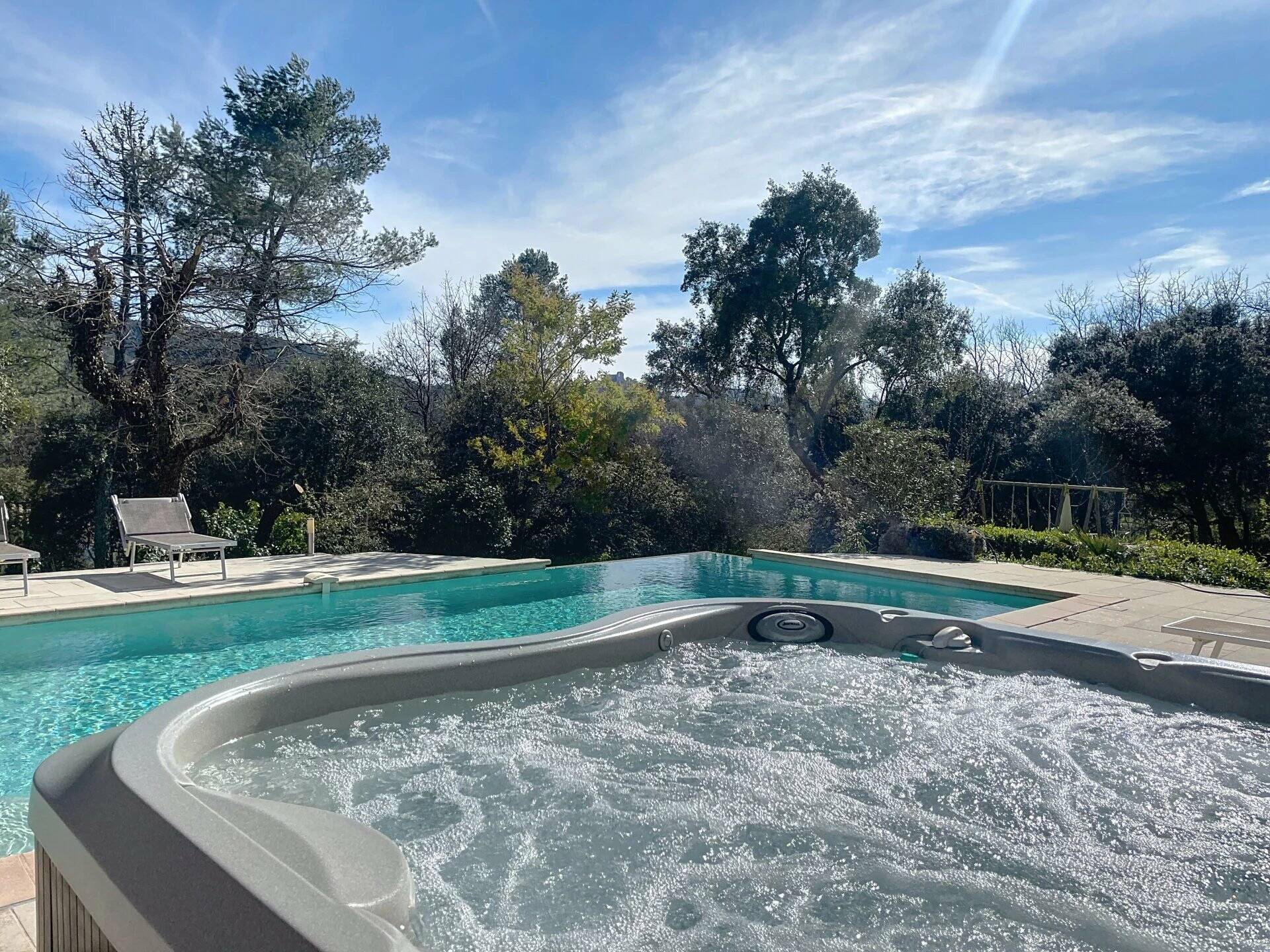 Villa Provençale avec Piscine, Jacuzzi, Double Garage, Dépendance, 5000 m² Terrain, Au Calme et Sans Vis-à-Vis
