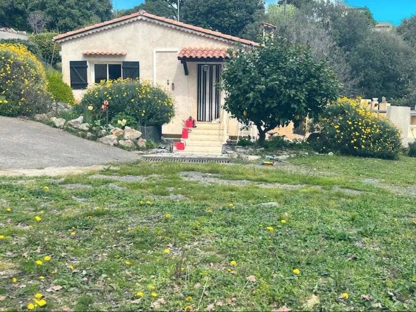 Maison 2 P 57m² avec jardin 2300m² sur les collines de Cagnes sur mer