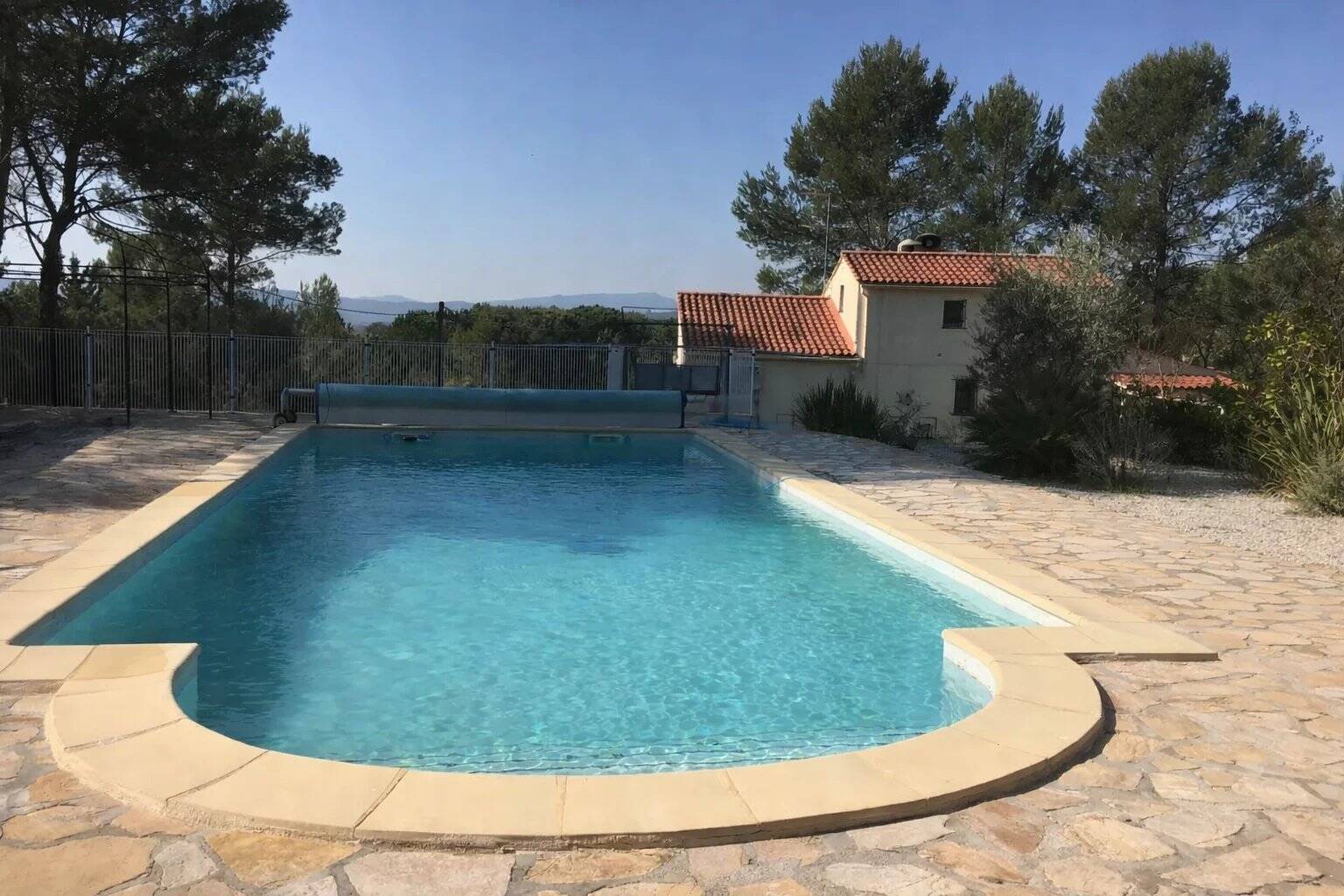 COTIGNAC – Jolie maison avec vue dégagée, appartement indépendant et bel espace piscine