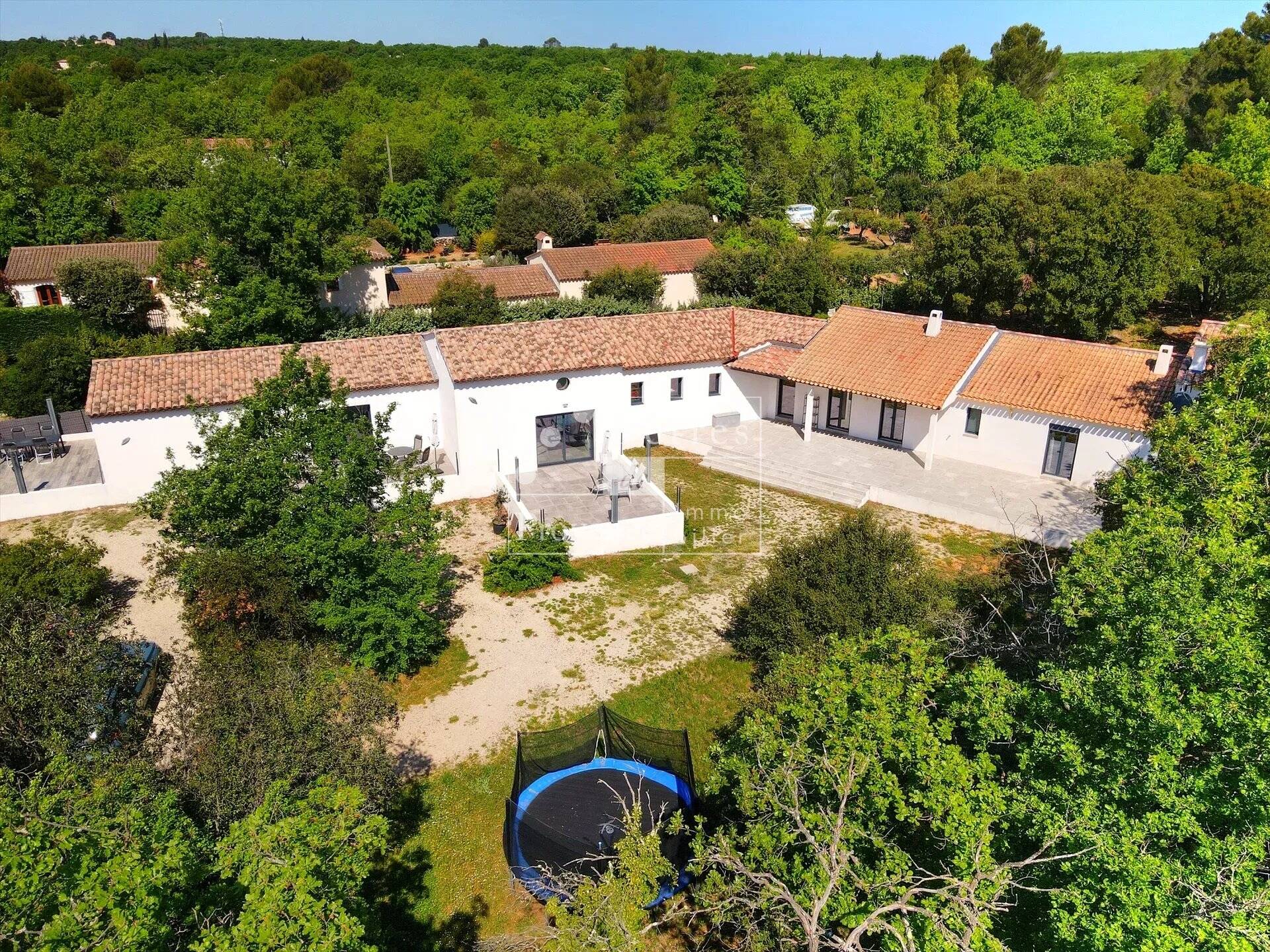 RÉGUSSE – Propriété contemporaine avec piscine intérieure, 3 gîtes et plus d'un hectare de terrain