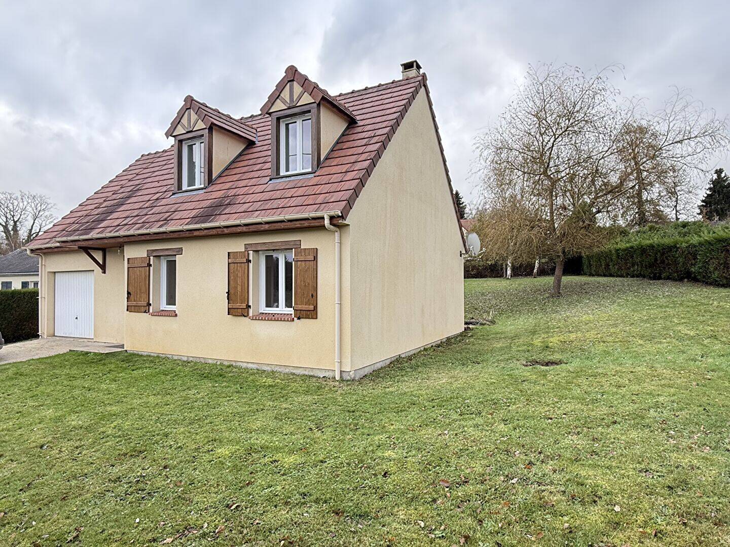 PAVILLON 3 CHAMBRES + GARAGE , ST GERMERE DE FLY