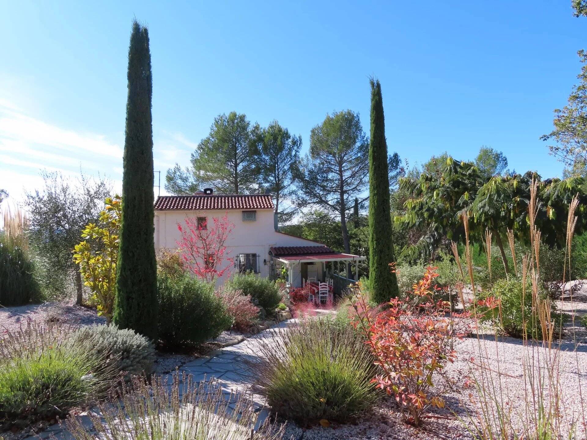 COTIGNAC – Jolie maison avec vue dégagée, appartement indépendant et bel espace piscine