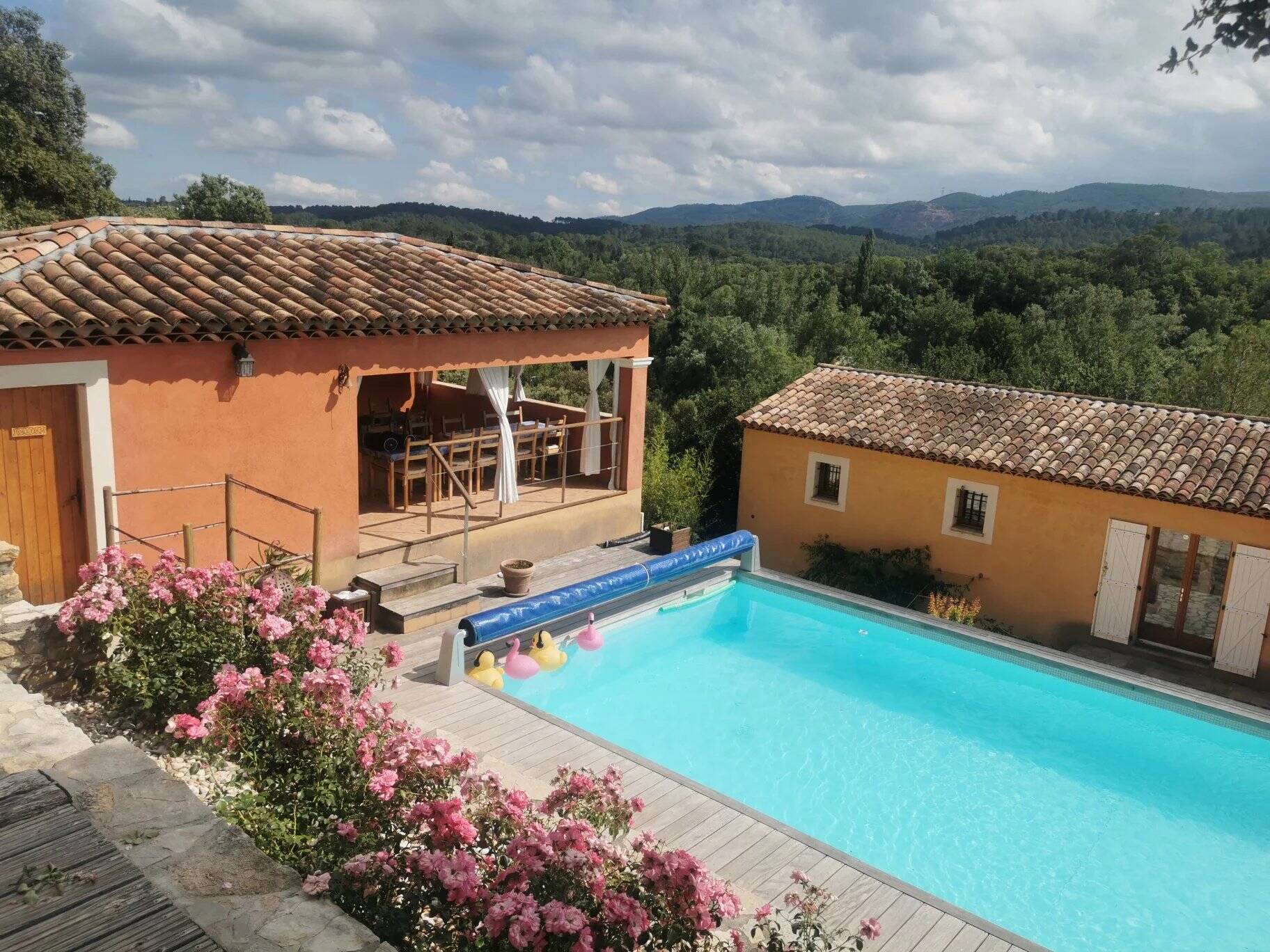 VILLA  LORGUES DE 250M² SUPERBE ENVIRONNEMENT